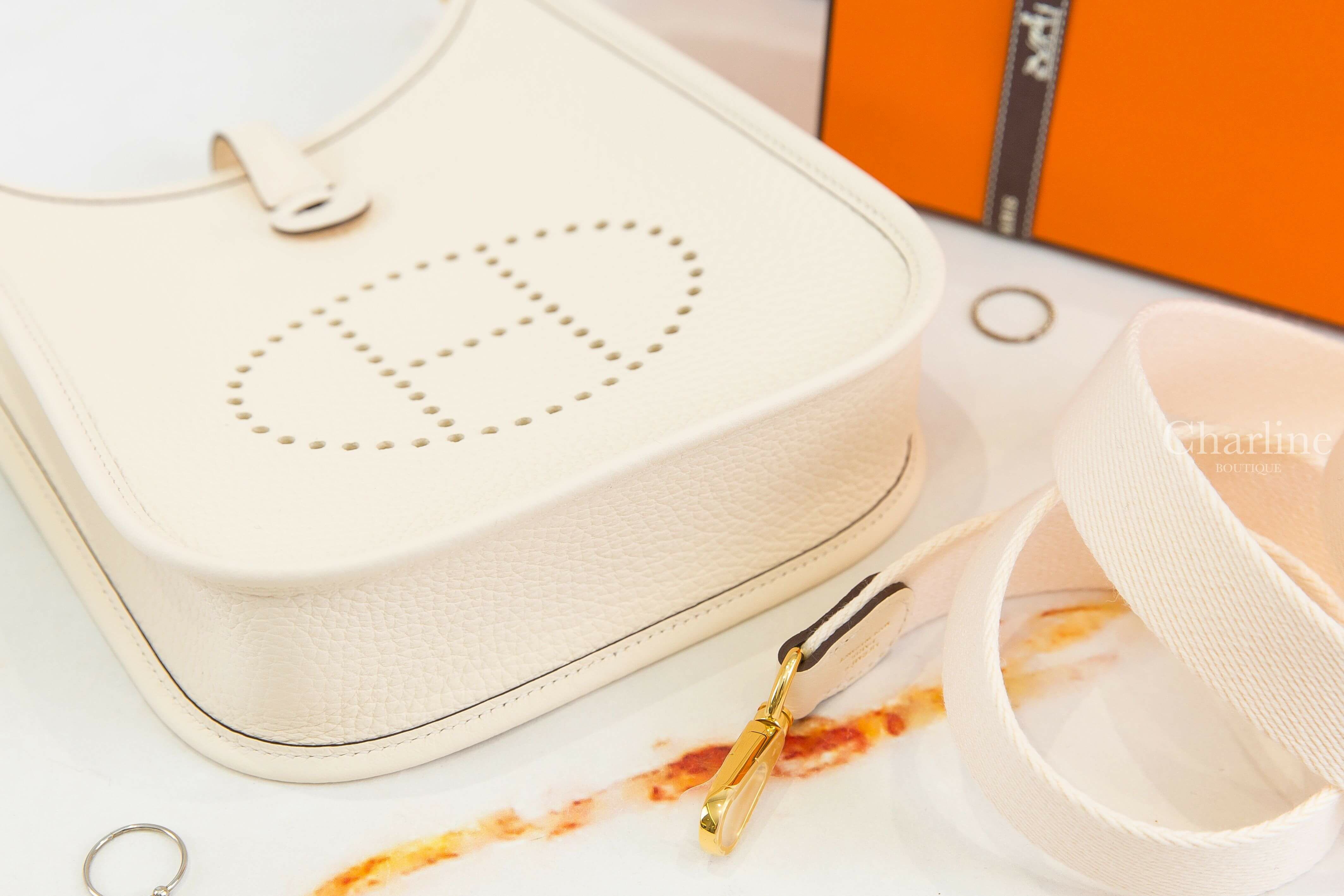 Hermès Evelyne TPM 16cm I2 Nata Taurillon Clemence 奶油白金釦簍空洞洞肩背包-Charline Boutique 精品代購
