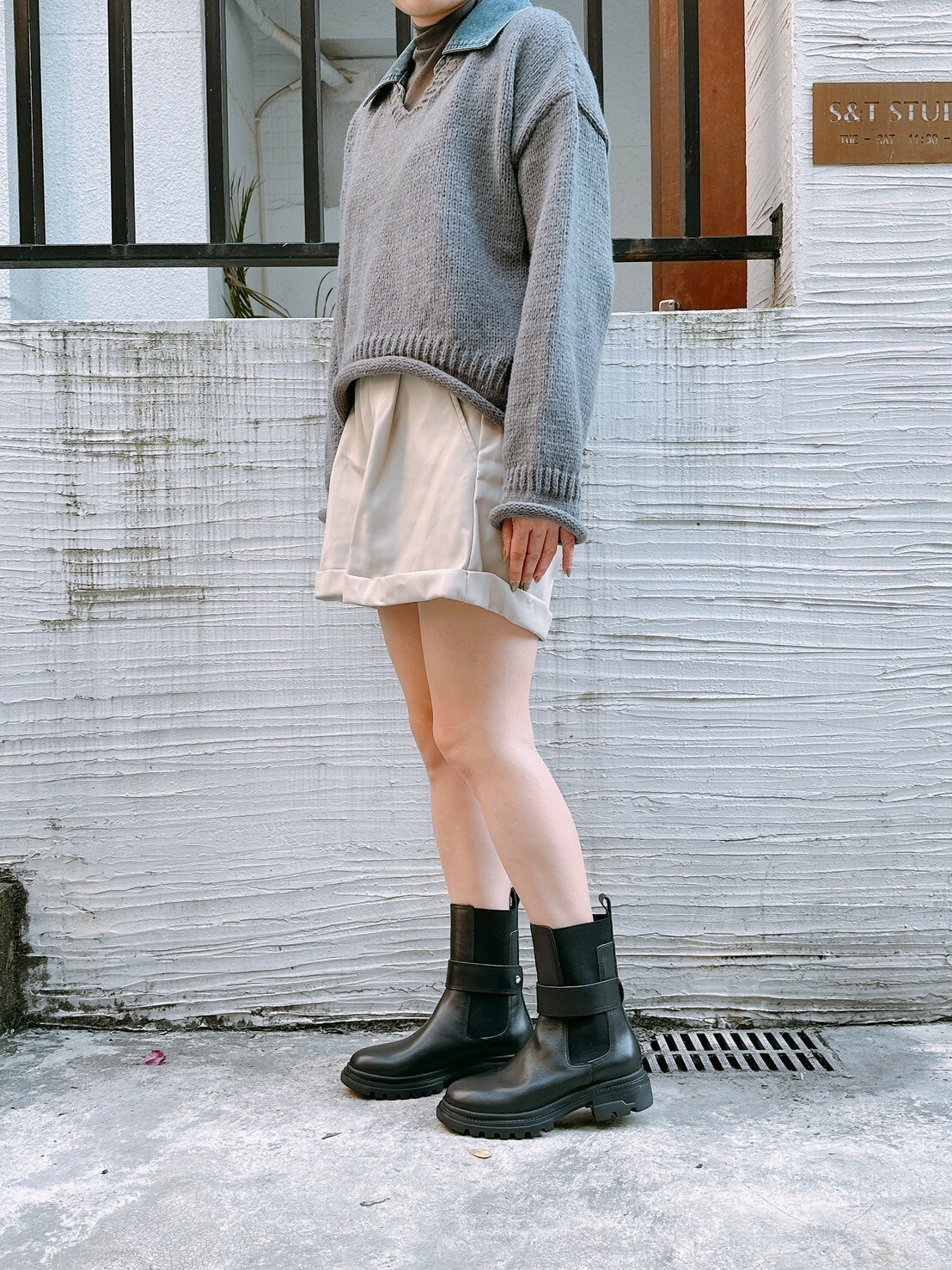 切爾西靴穿搭女：簡約通勤風，灰色毛衣搭配白色裙褲