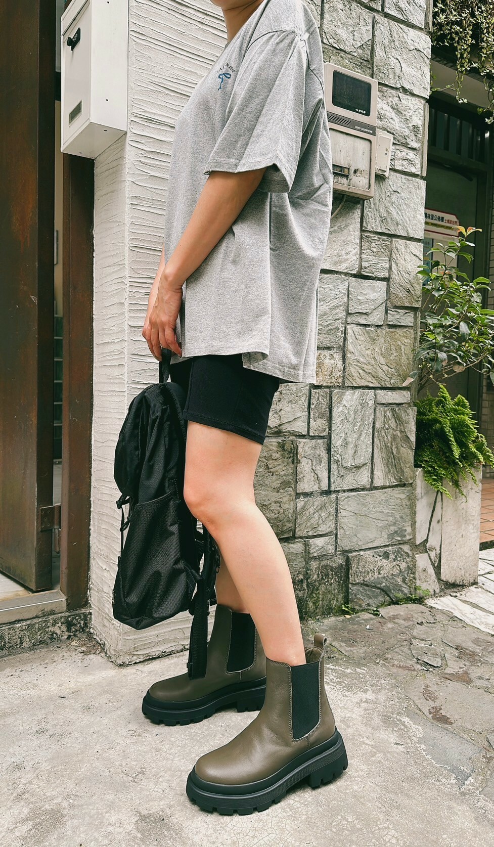 切爾西靴穿搭女：運動休閒風，灰色寬鬆 T 恤搭配黑色運動短褲