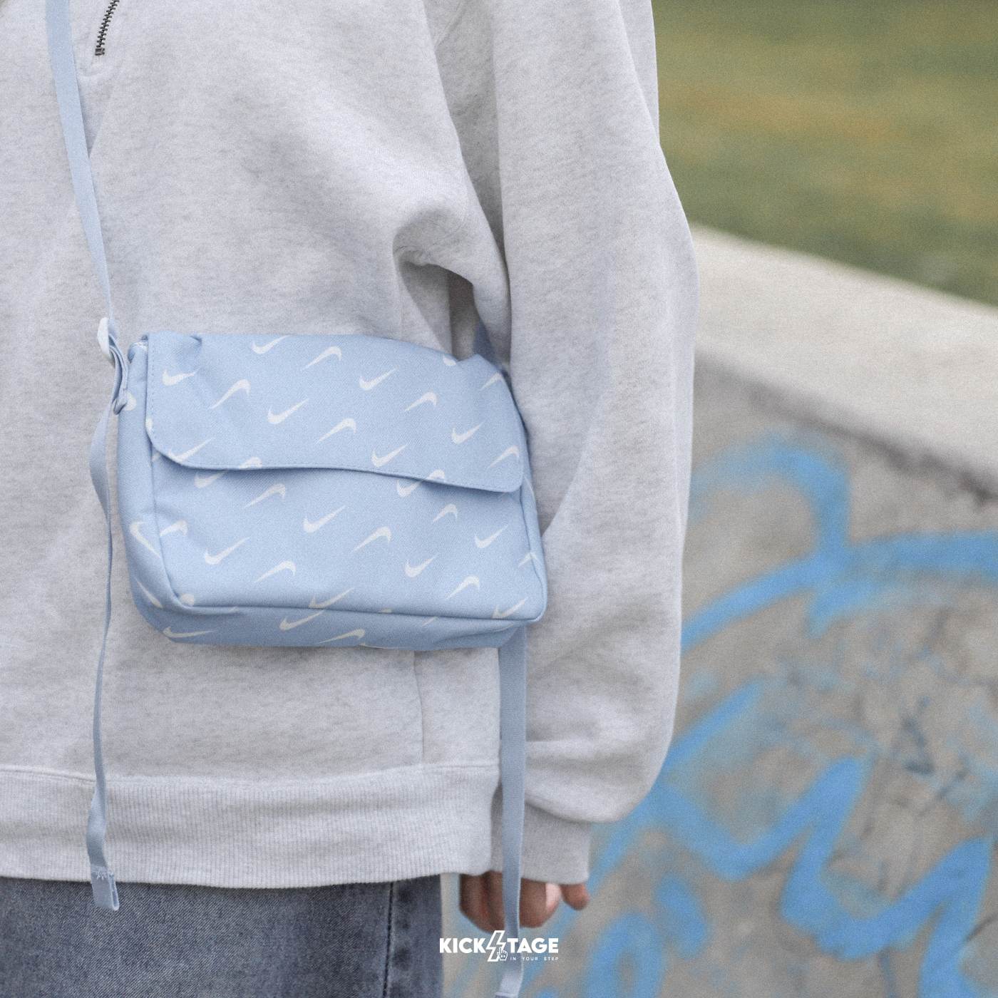 NIKE SPORTSWEAR FUTURA 365 CROSSBODY BAG 淺藍 滿版勾勾 側背包 斜背包【FN0938-440】