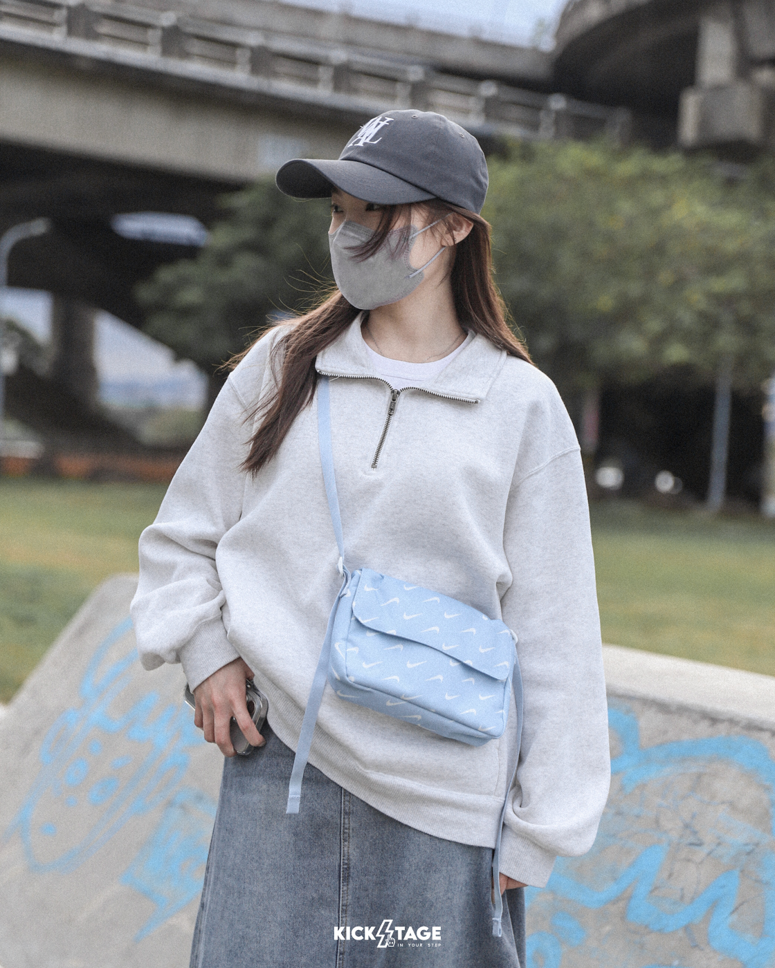 NIKE SPORTSWEAR FUTURA 365 CROSSBODY BAG 淺藍 滿版勾勾 側背包 斜背包【FN0938-440】