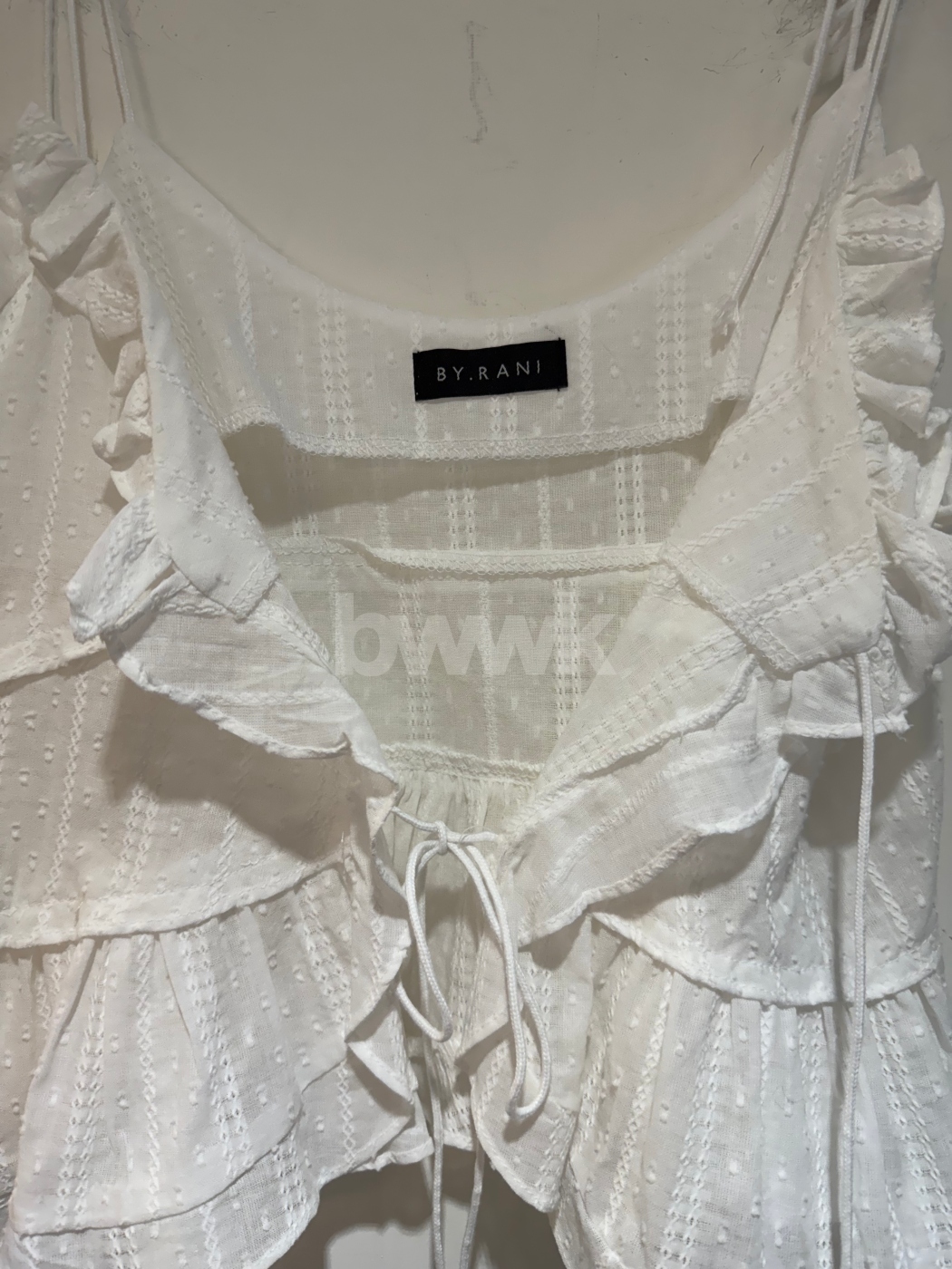 【瑕疵】度假雕花綁結吊帶背心-白