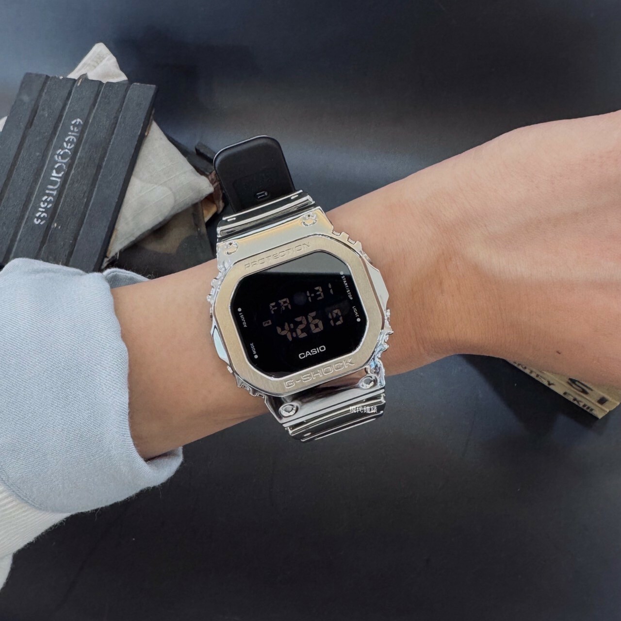 【G-SHOCK】 5600系列 精緻銀色 金屬殼矽膠帶方形數位電子錶GM-5600YM-8 43.2mm 現代鐘錶