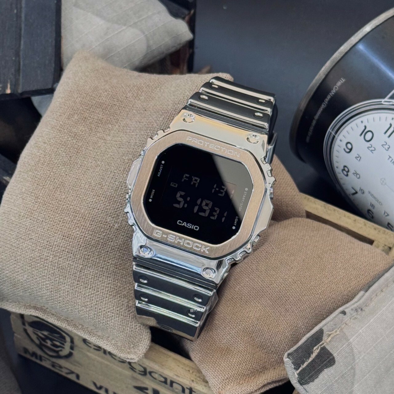 【G-SHOCK】 5600系列 精緻銀色 金屬殼矽膠帶方形數位電子錶GM-5600YM-8 43.2mm 現代鐘錶