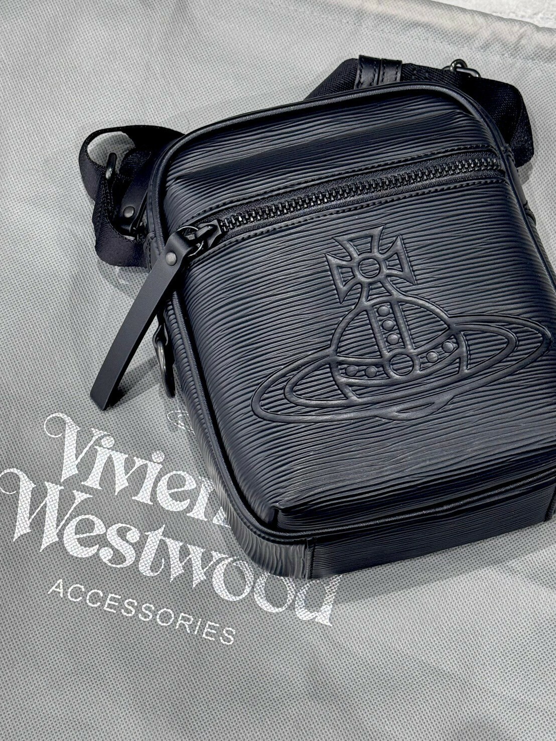 Vivienne Westwood 土星大Logo皮革相機包 肩背包