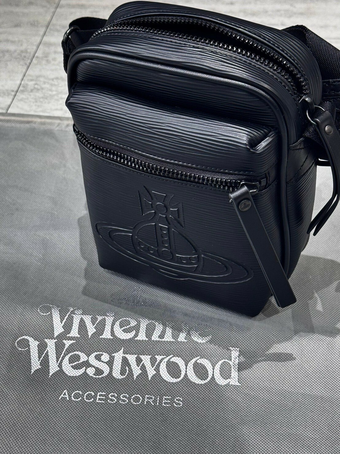 Vivienne Westwood 土星大Logo皮革相機包 肩背包
