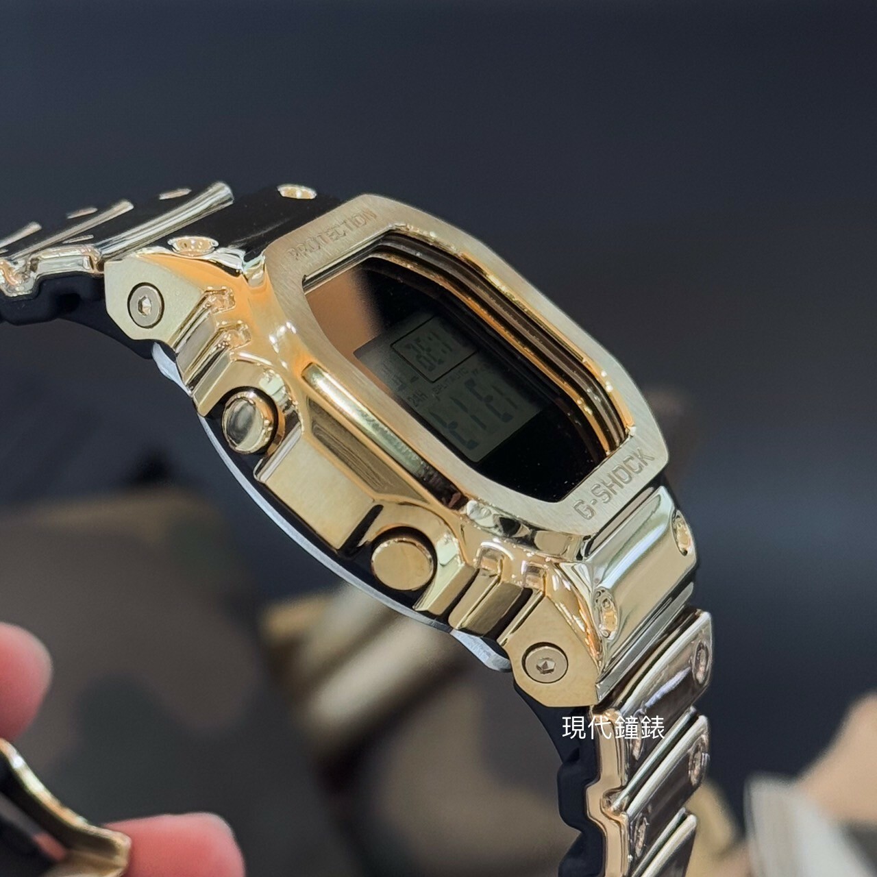 【G-SHOCK】 5600系列 精緻銀色 金屬殼矽膠帶方形數位電子錶GM-5600YM-9 43.2mm 現代鐘錶