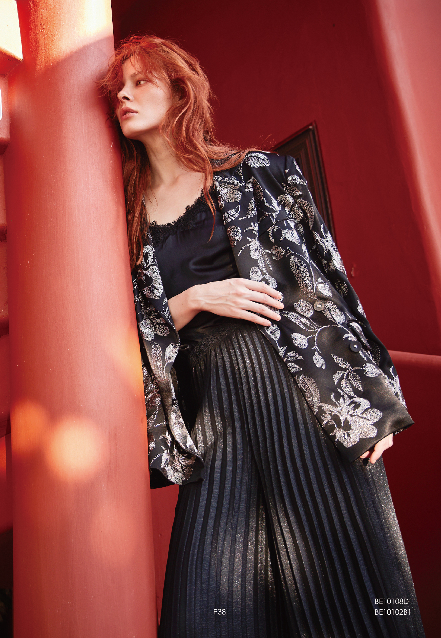 BE10108D1 黑要金銀線刺繡正裝外套