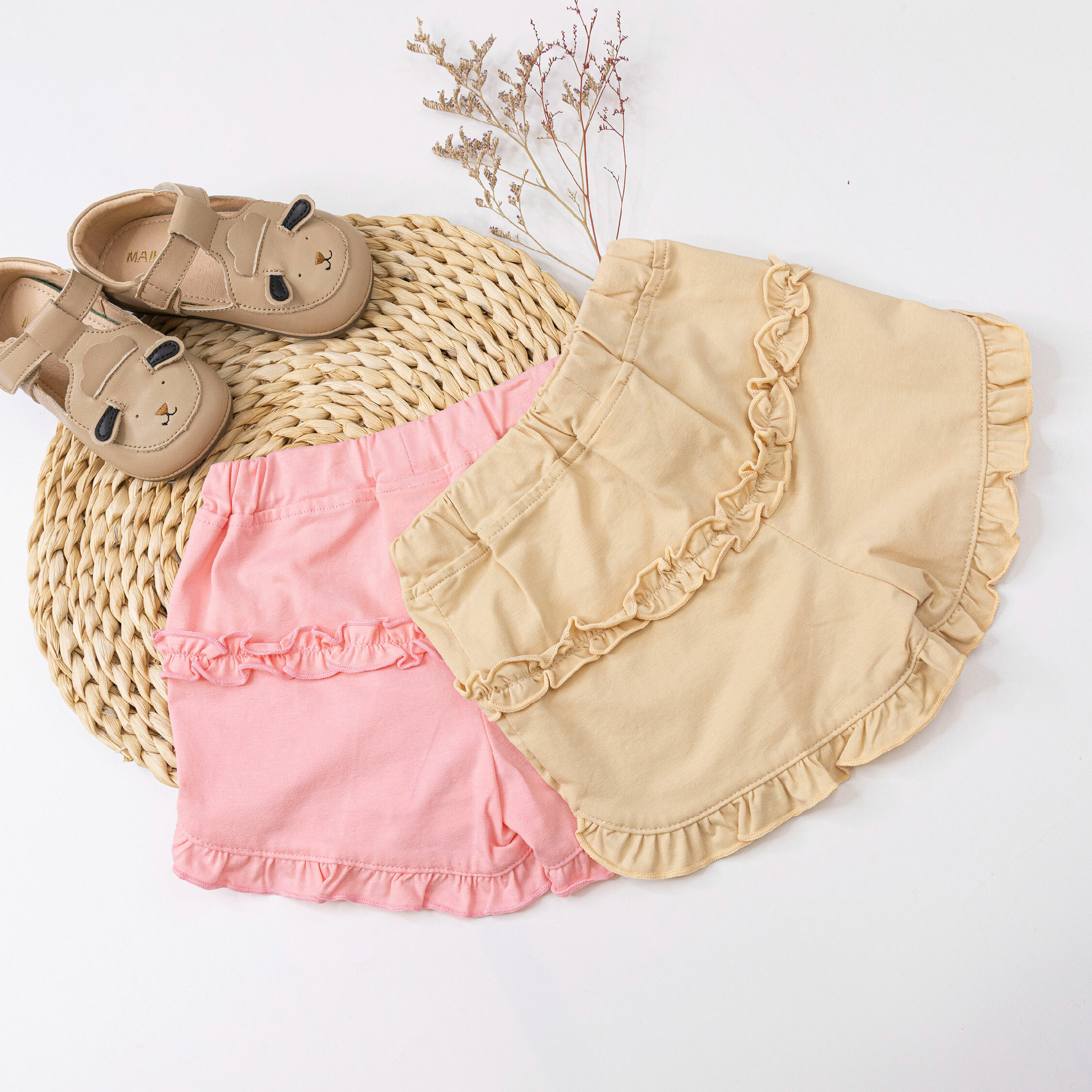 波紳士【22041】甜美花朵刺繡荷葉拼接短褲＊二色