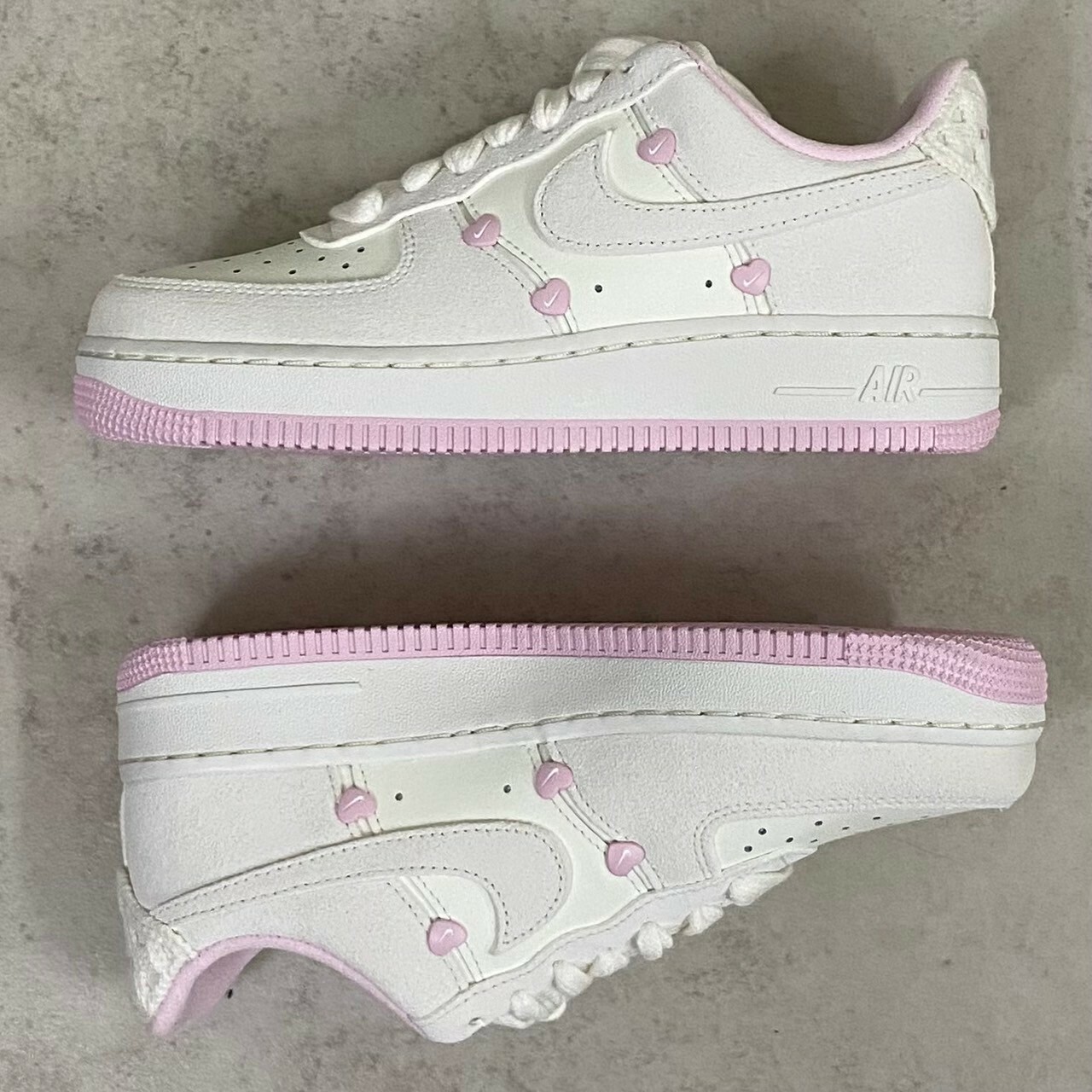 Nike Air Force 1  白粉麂皮 情人節限定愛心 刺繡蘋果 女鞋 休閒鞋  HV5992-111