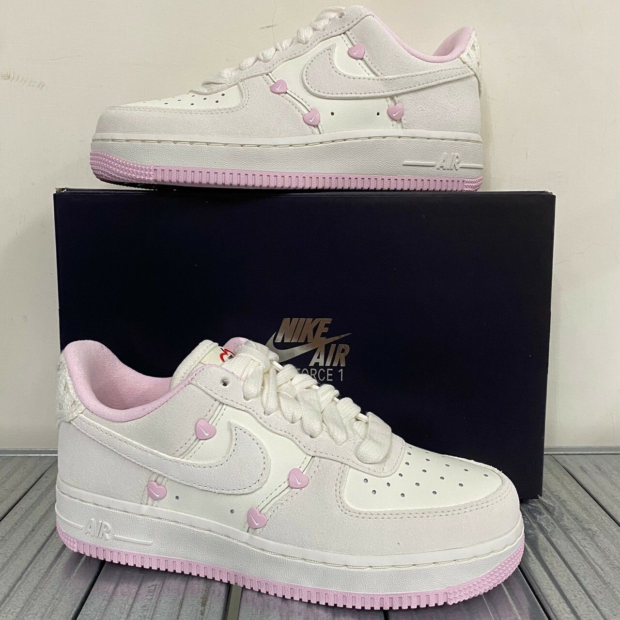 Nike Air Force 1  白粉麂皮 情人節限定愛心 刺繡蘋果 女鞋 休閒鞋  HV5992-111