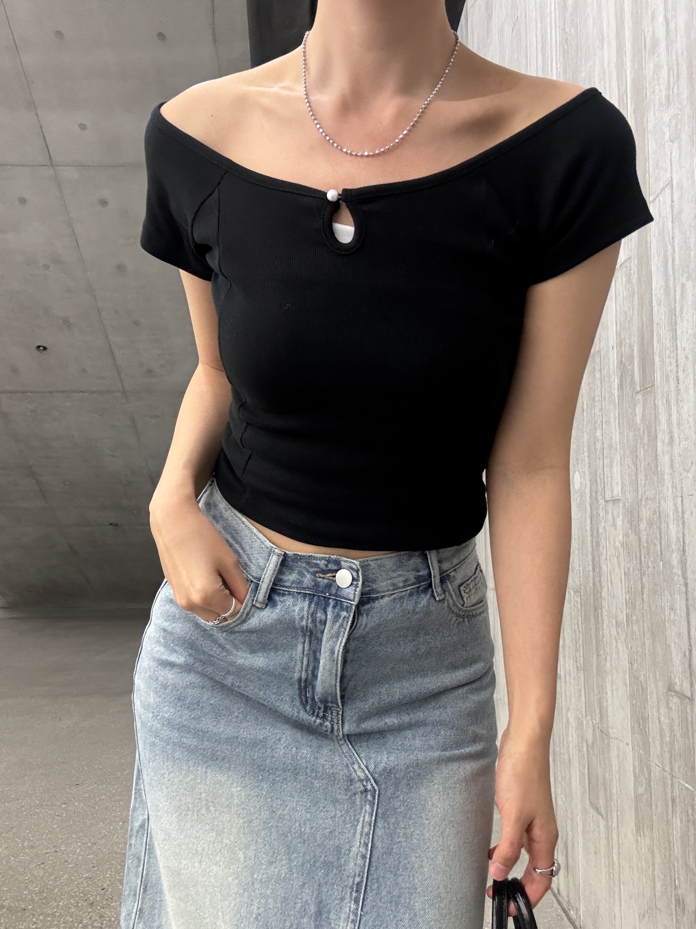 ((訂購)珍珠扣大領簡約上衣 T0302 (黑/白)