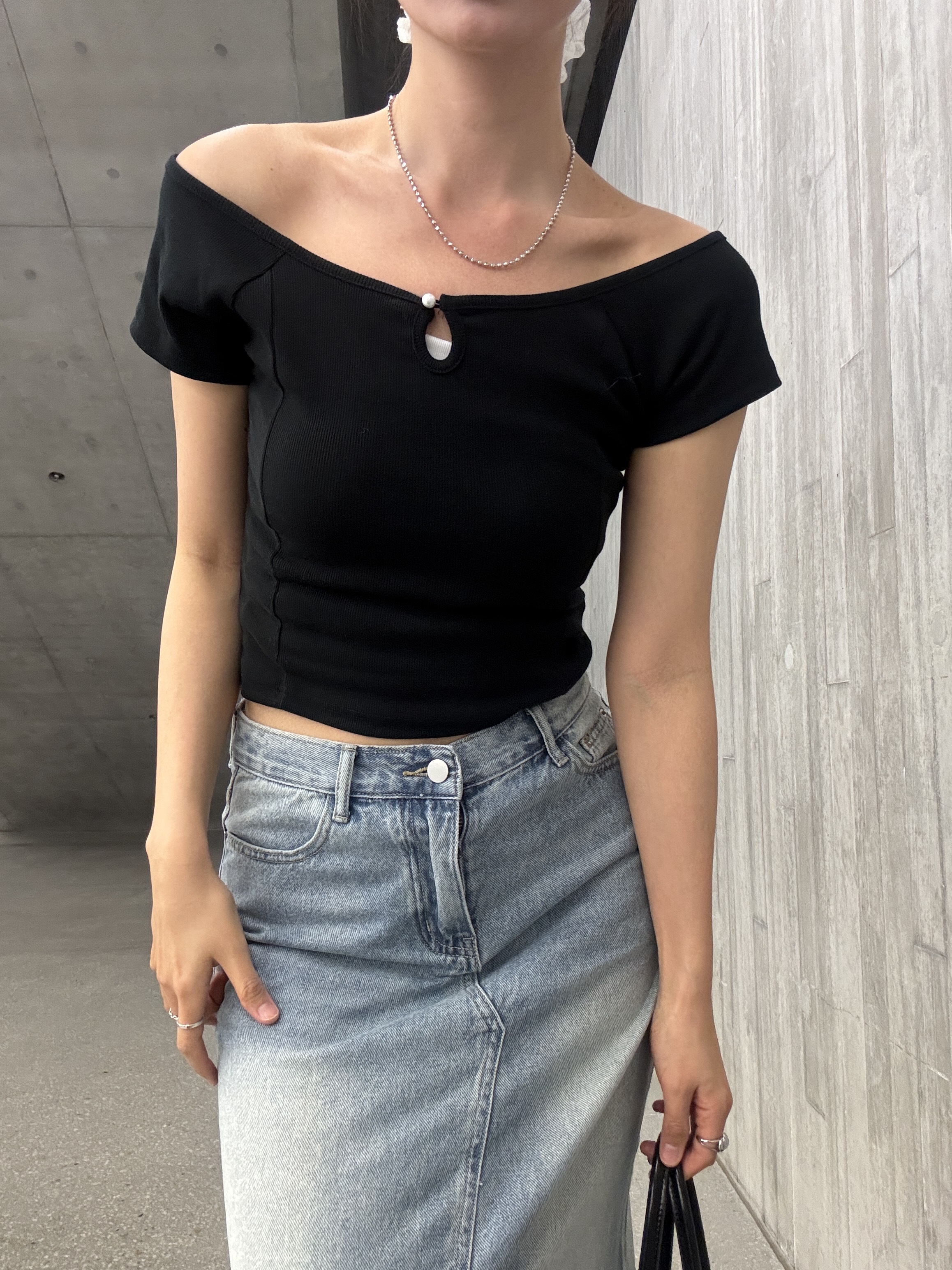 ((訂購)珍珠扣大領簡約上衣 T0302 (黑/白)