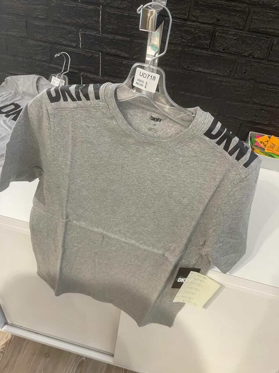 [U] DKNY MEN'S SHOULDER LOGO T-SHIRT,LT HTR GRY, M1312008-UXA [FINAL SALE] (UD718)