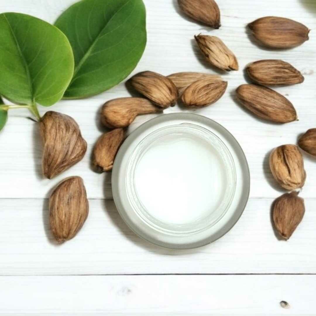 乳香雙效保濕霜一瓶滿足臉部、頸部與眼周保養需求！融合3大抗老能量、角鯊烷與神經醯胺等精華，提供深層滋潤、撫紋緊緻效果，修復肌膚屏障並增強防禦力。
