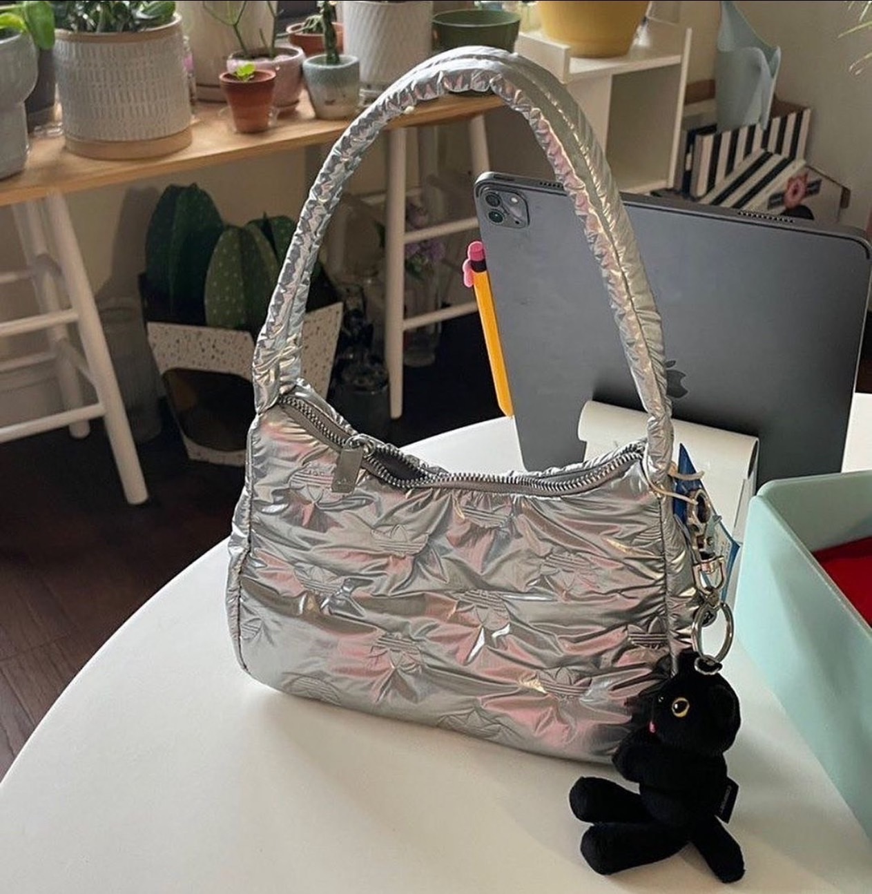 【Luxury】現貨 國外限定 Adidas PUFFY SATIN MINI SHOULDER BAG 愛迪達 雲朵包 太空銀 太空包 手提包 手拿肩背包 側背小包 豌豆包