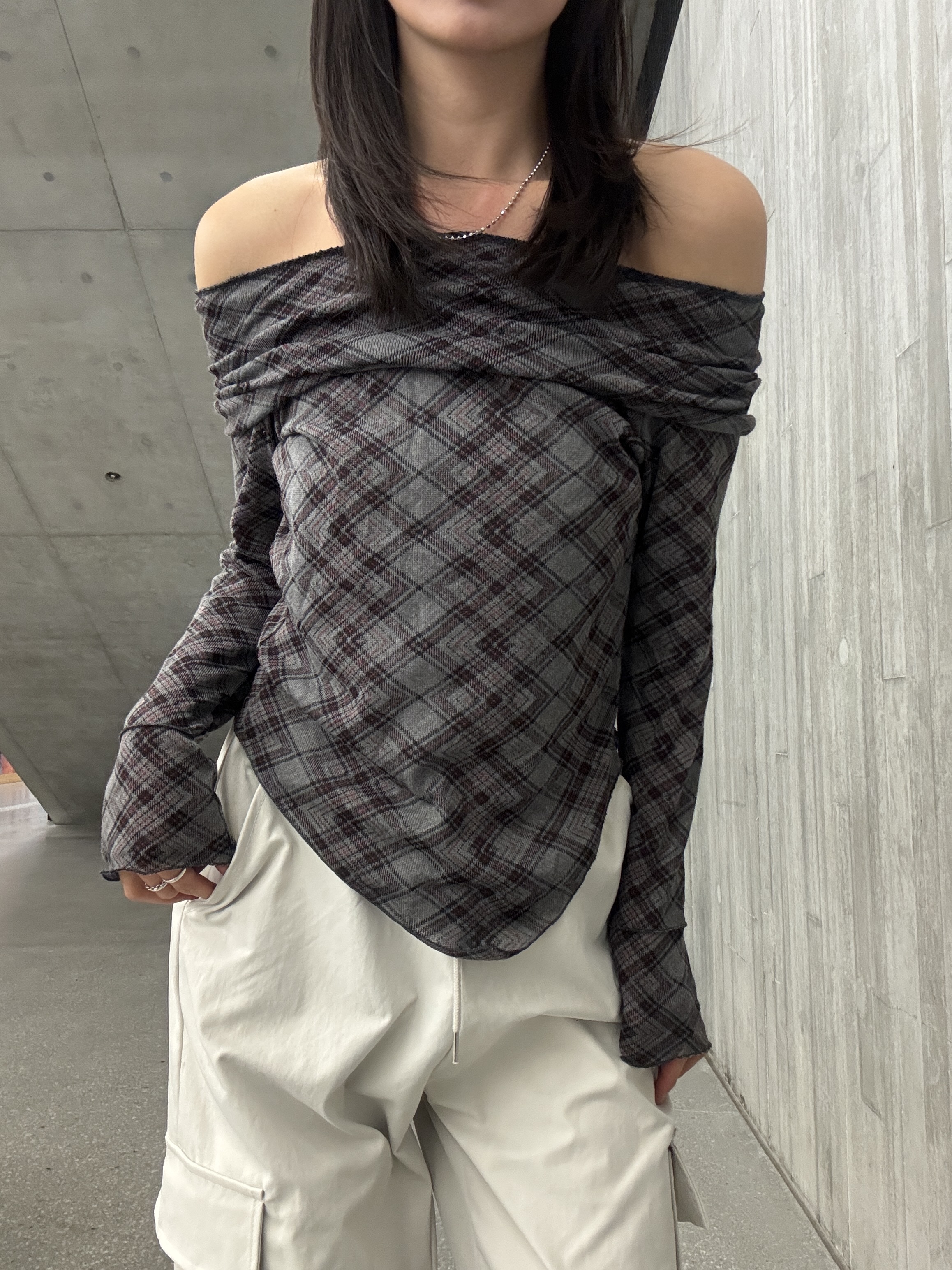 (訂購) 個性一字膊格紋薄上衣 T0304 (灰/白)