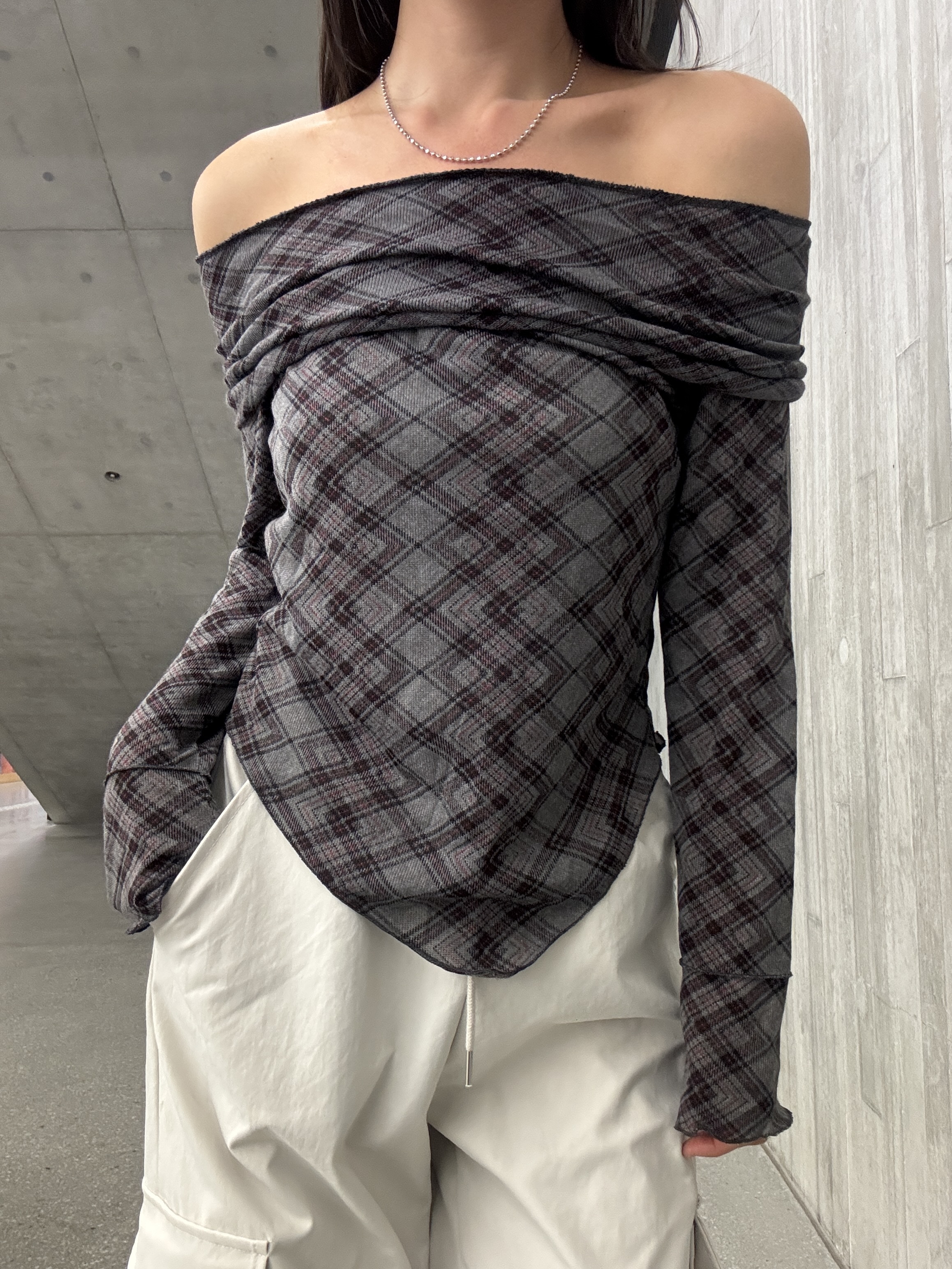 (訂購) 個性一字膊格紋薄上衣 T0304 (灰/白)