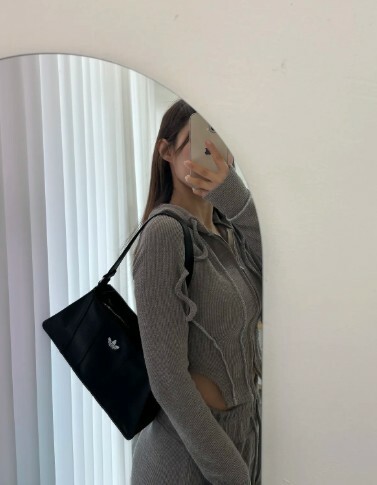 【Luxury】國外限定 Adidas 經典單肩包 巴黎世家平替款 網美首選 百搭黑色肩背包 手提包 暗黑系 個性造型方包 出國款