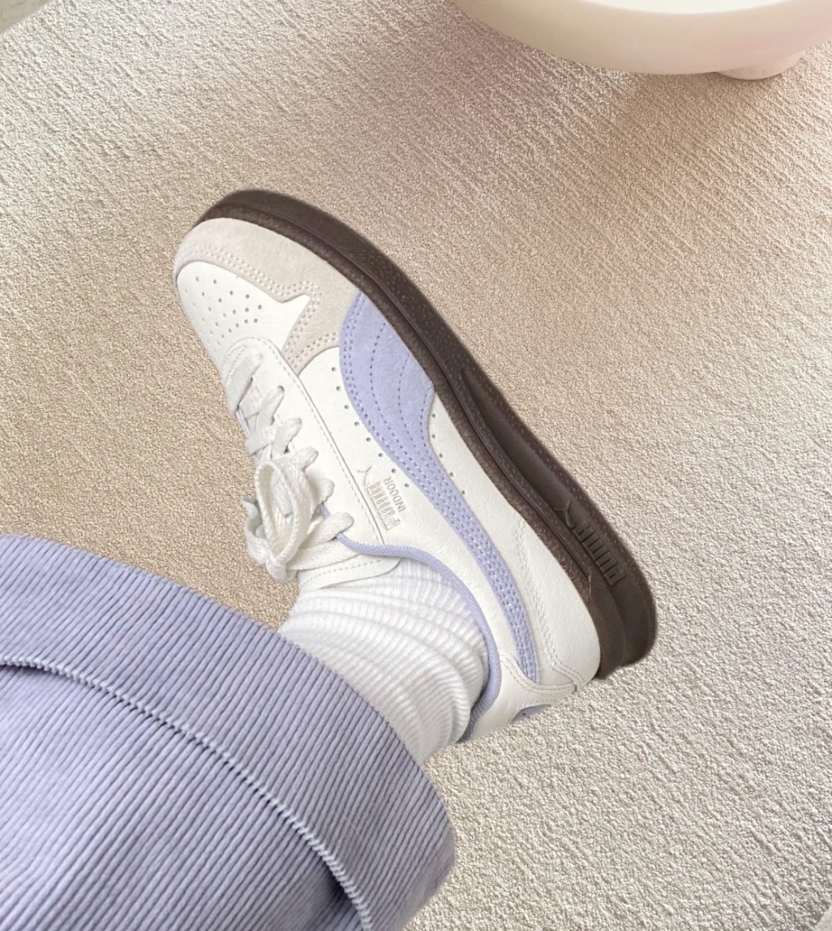 【OWN】PUMA INDOOR X Emmi 經典 麂皮 德訓鞋 奶油 薰衣草 焦糖底 401360-04 女鞋 國外限定