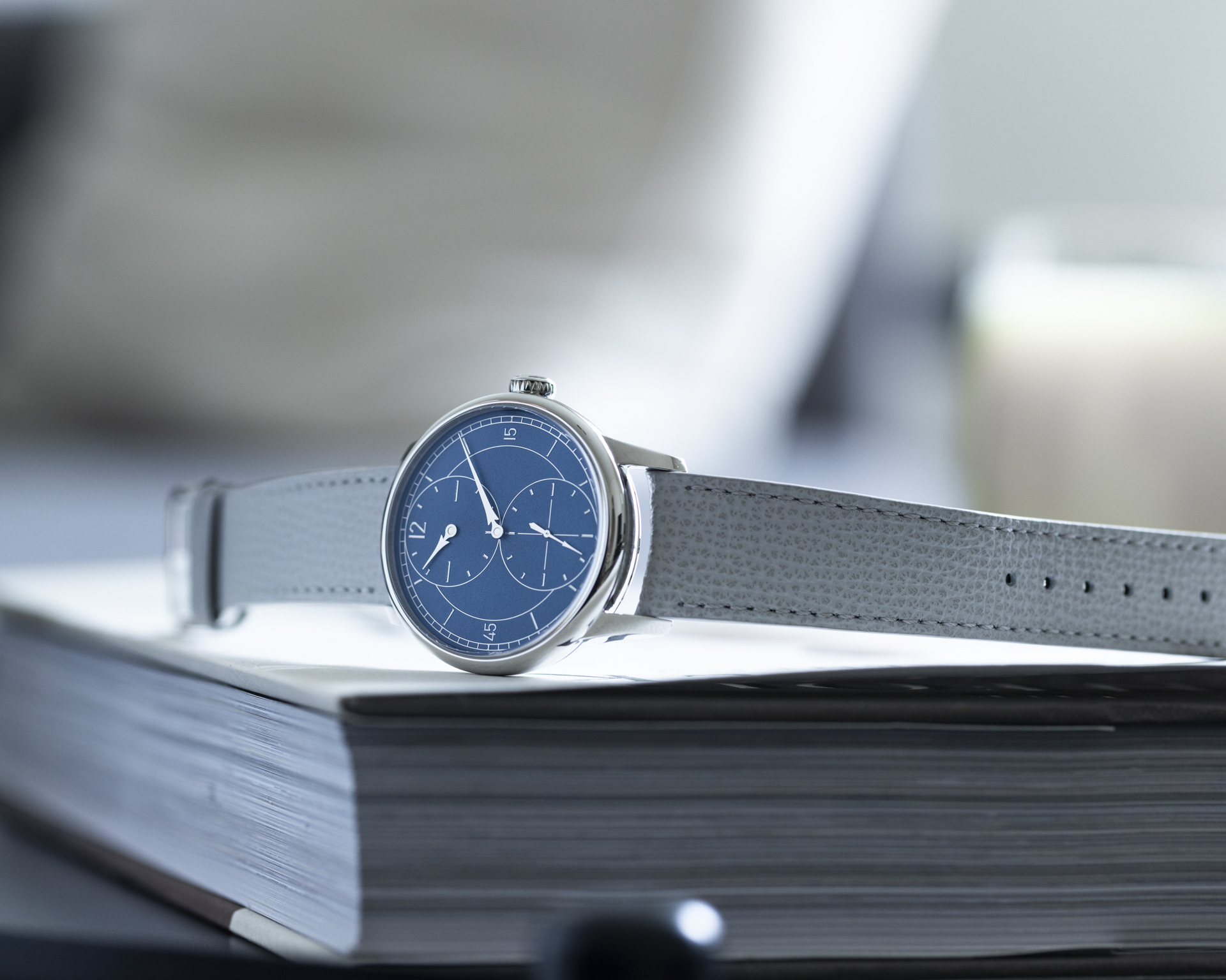 Louis Erard_Le Régulateur Gravé Bleu_85248AA15.BVA159