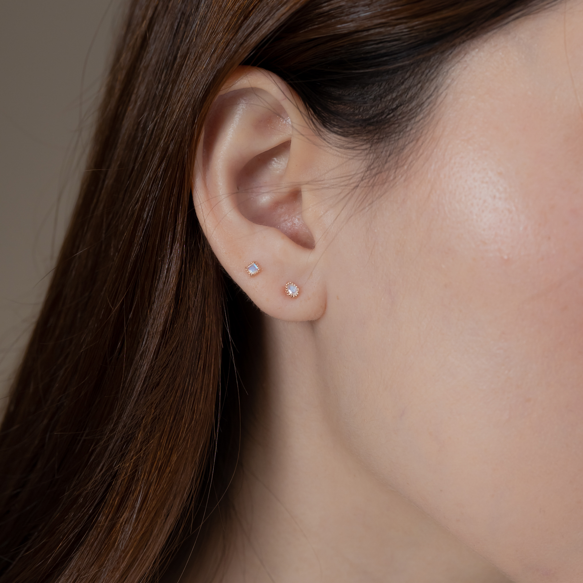 14K爪鑲小水滴月光石轉珠耳環