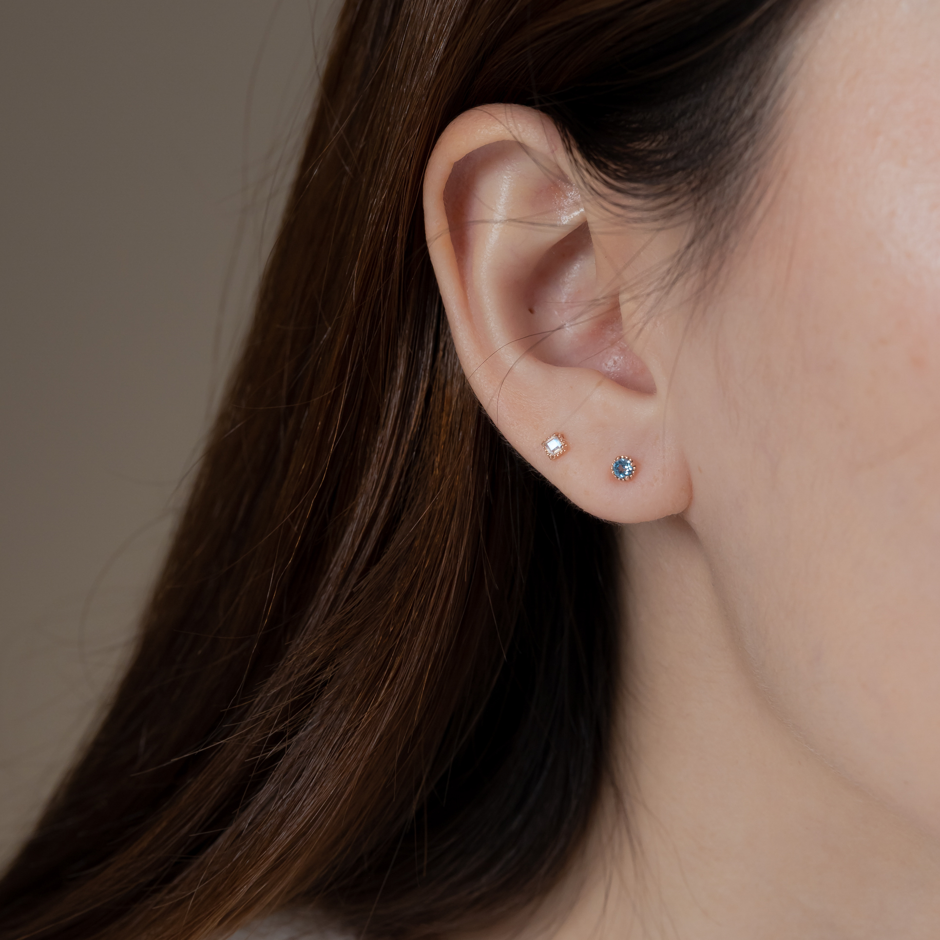 14K爪鑲小圓瑞士藍托帕石轉珠耳環