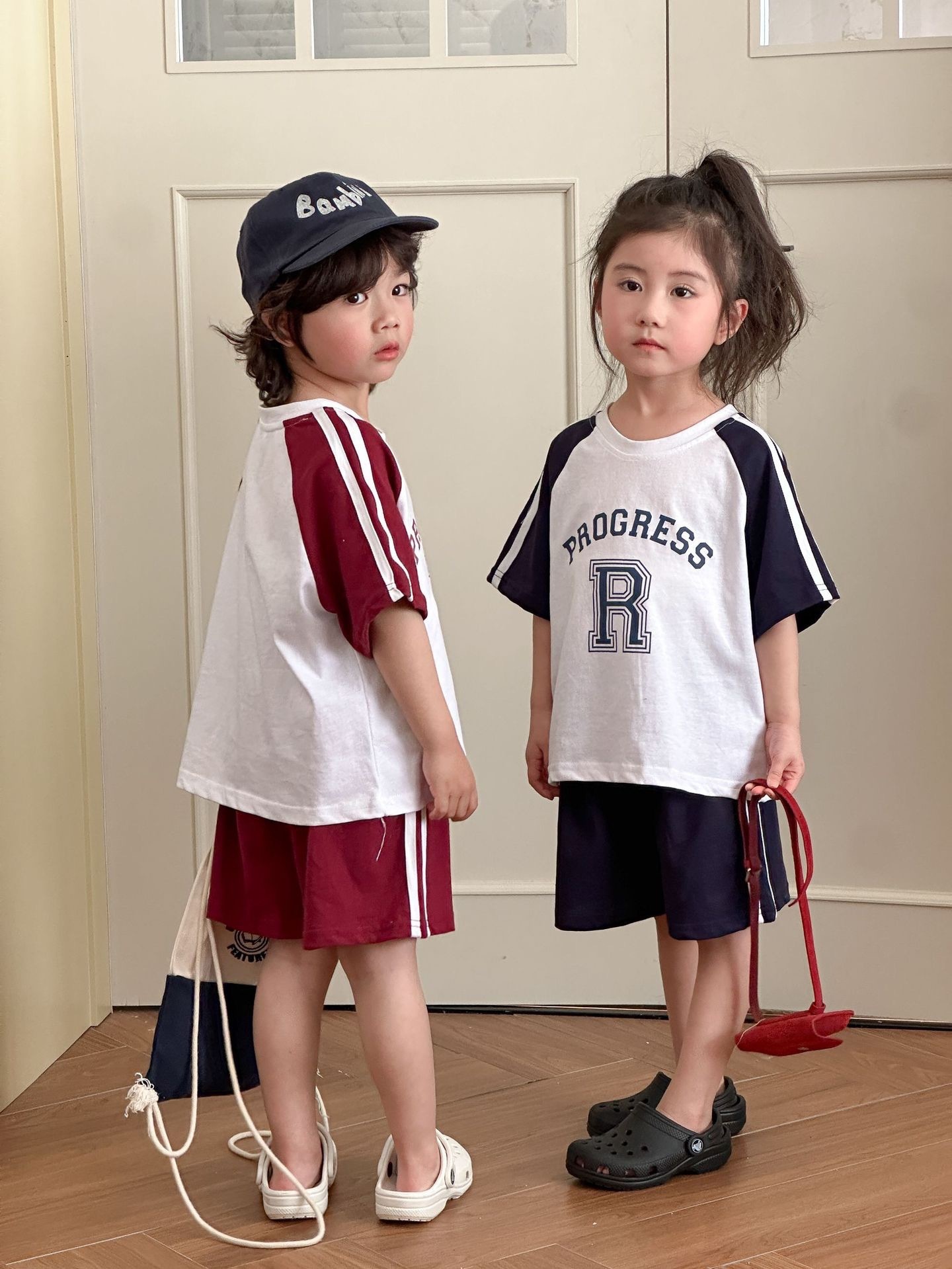 兄弟姐妹一起穿_大字母R運動感套裝