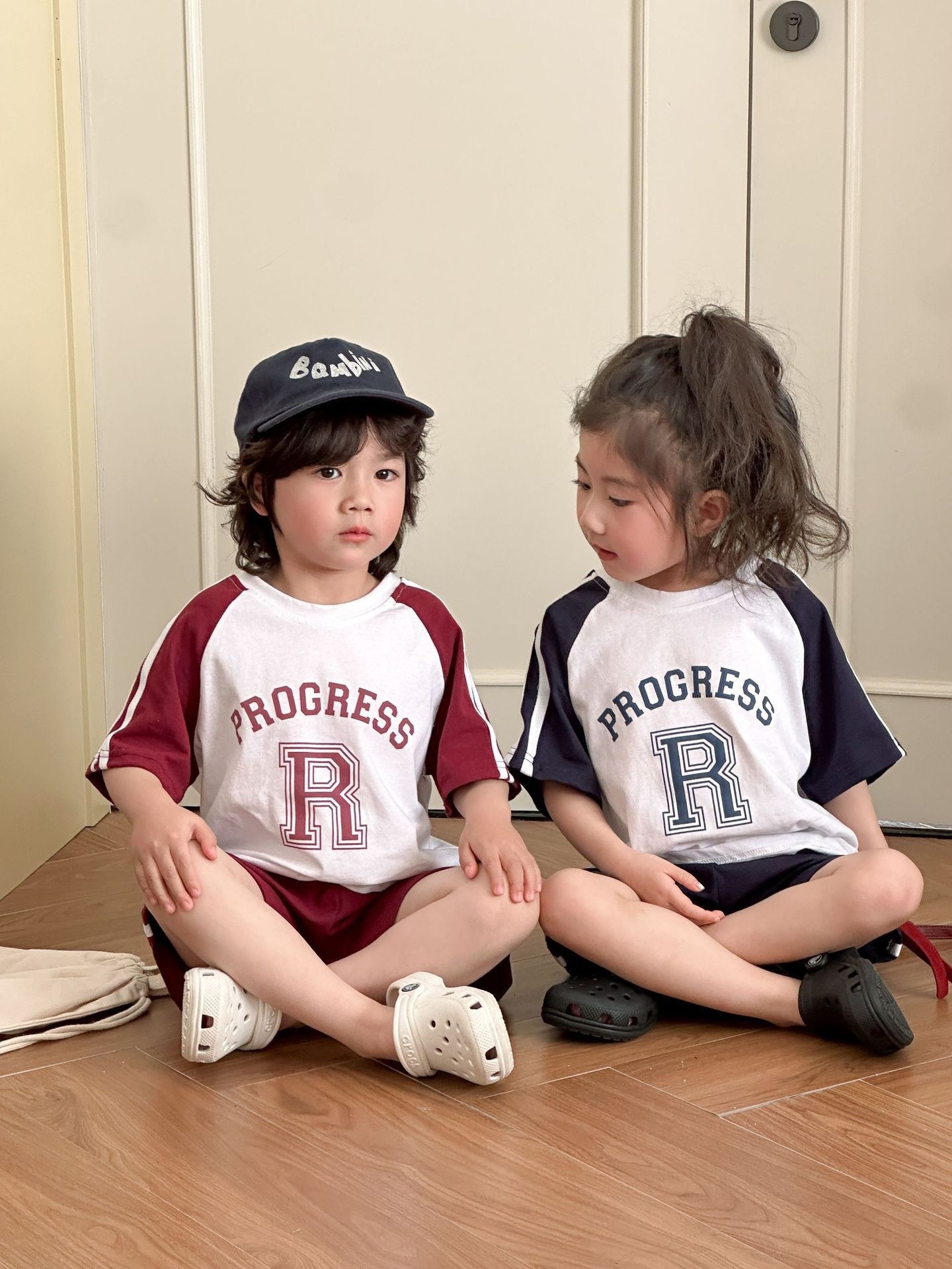 兄弟姐妹一起穿_大字母R運動感套裝