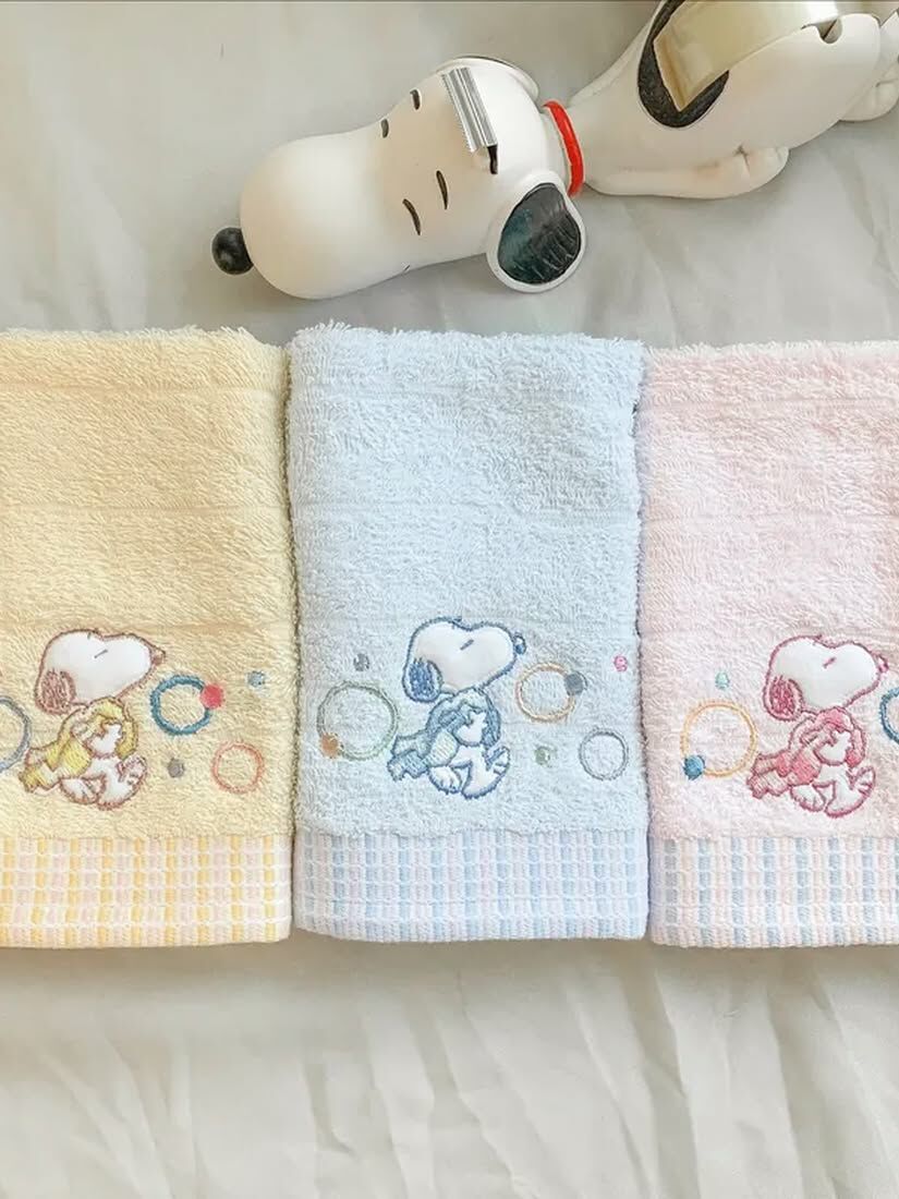 【 限量現貨 】史努比柔棉精繡方巾 (隨機不挑色)