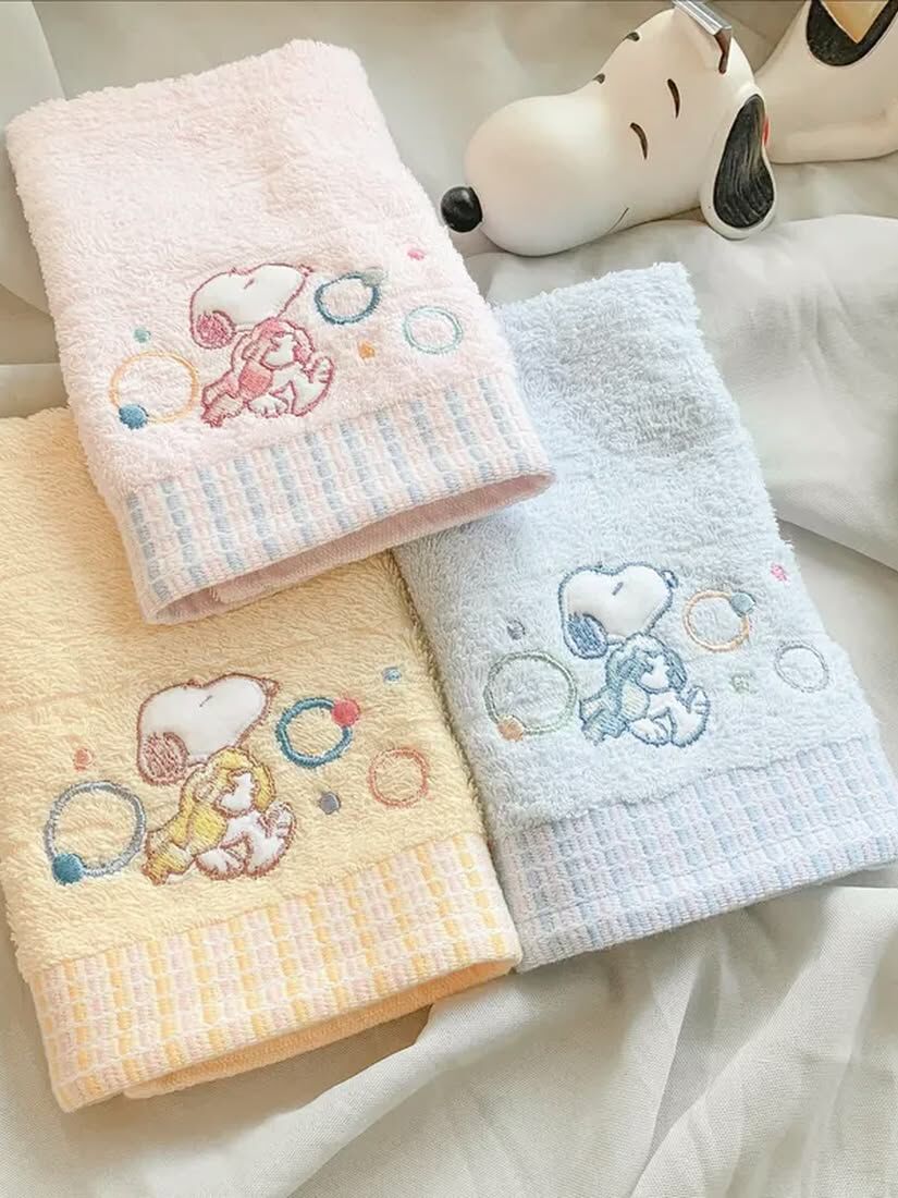 【 限量現貨 】史努比柔棉精繡方巾 (隨機不挑色)