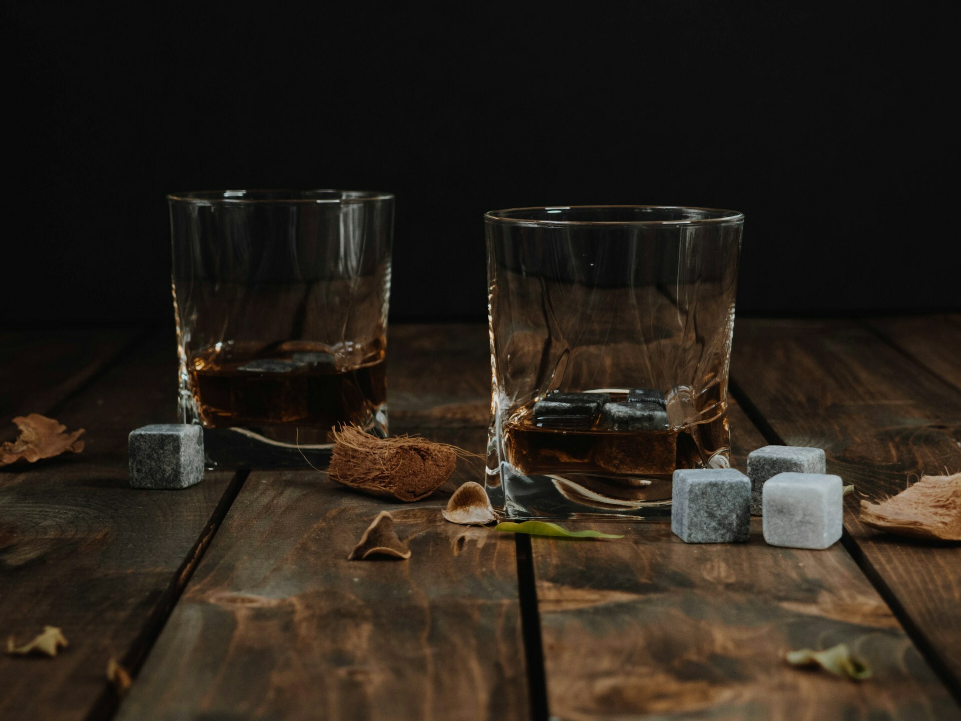 不同種類的酒杯擺放在木質桌面上，營造高級品酒氛圍