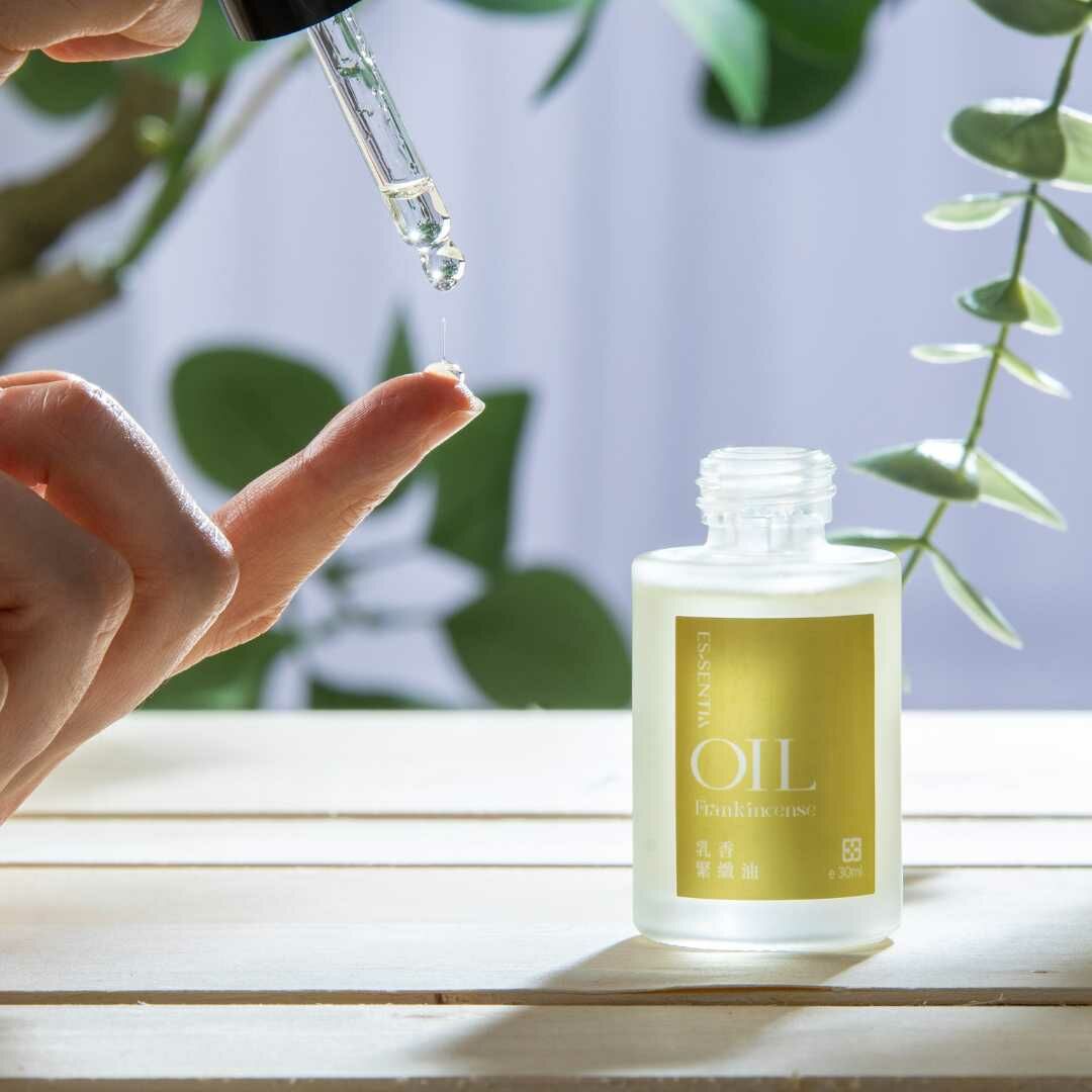 「乳香緊緻油」為頂級阿曼乳香精油打造的100％植萃精華油，輕油保養無負擔！