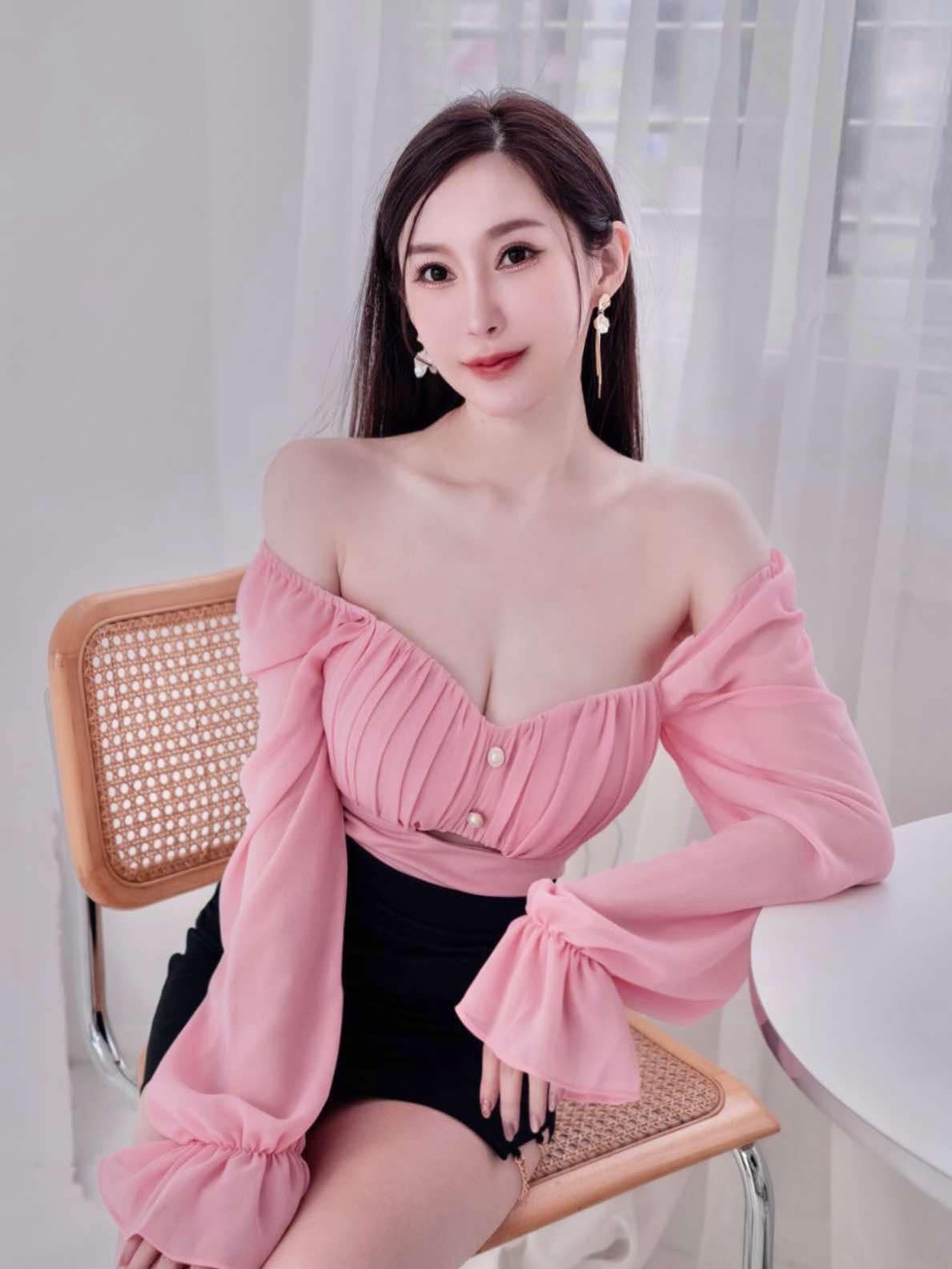 獨家訂製🤍珍珠雪紡抓皺鏤空上衣(粉紅色S/M有罩杯）