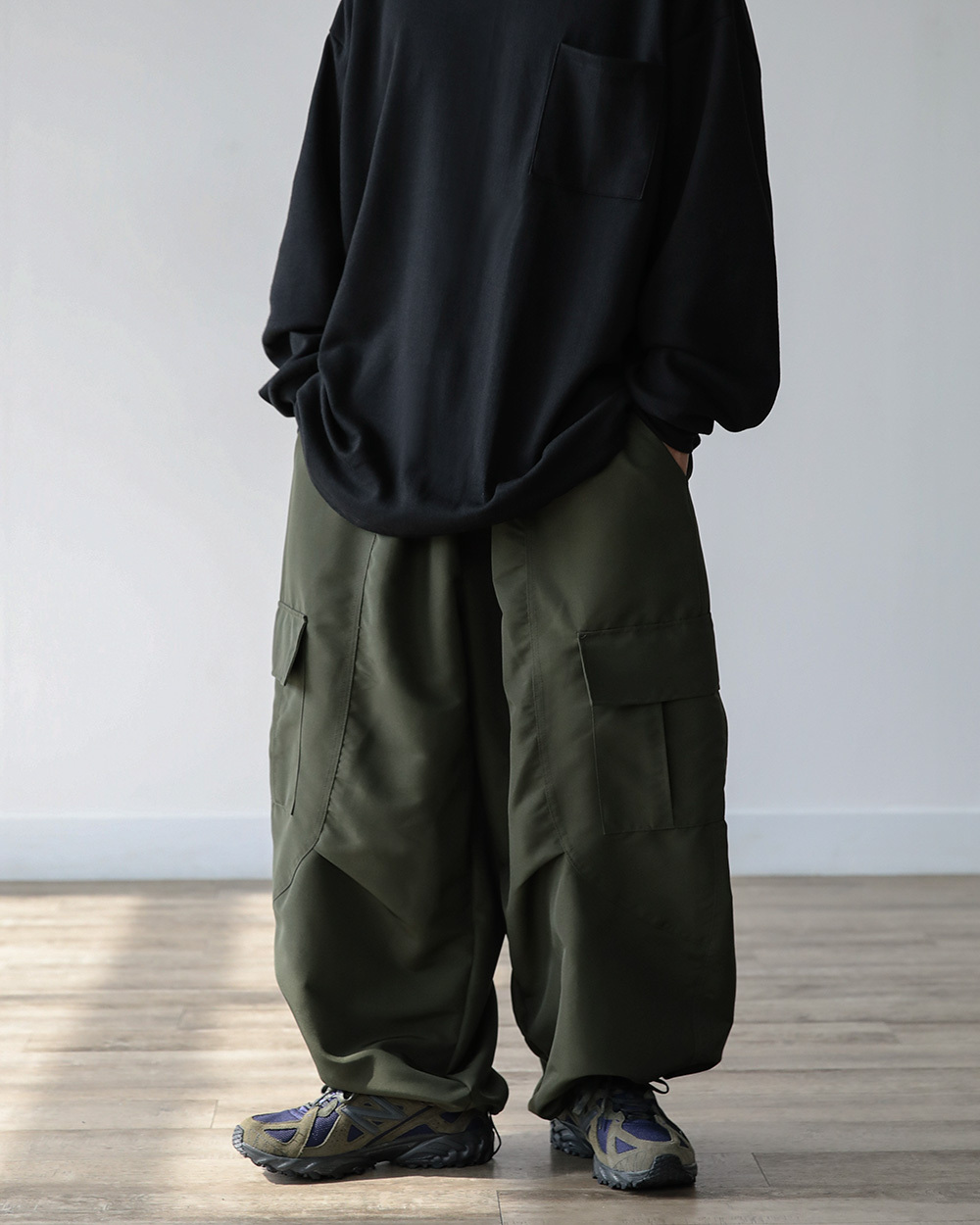寬鬆波浪褶皺尼龍工裝褲