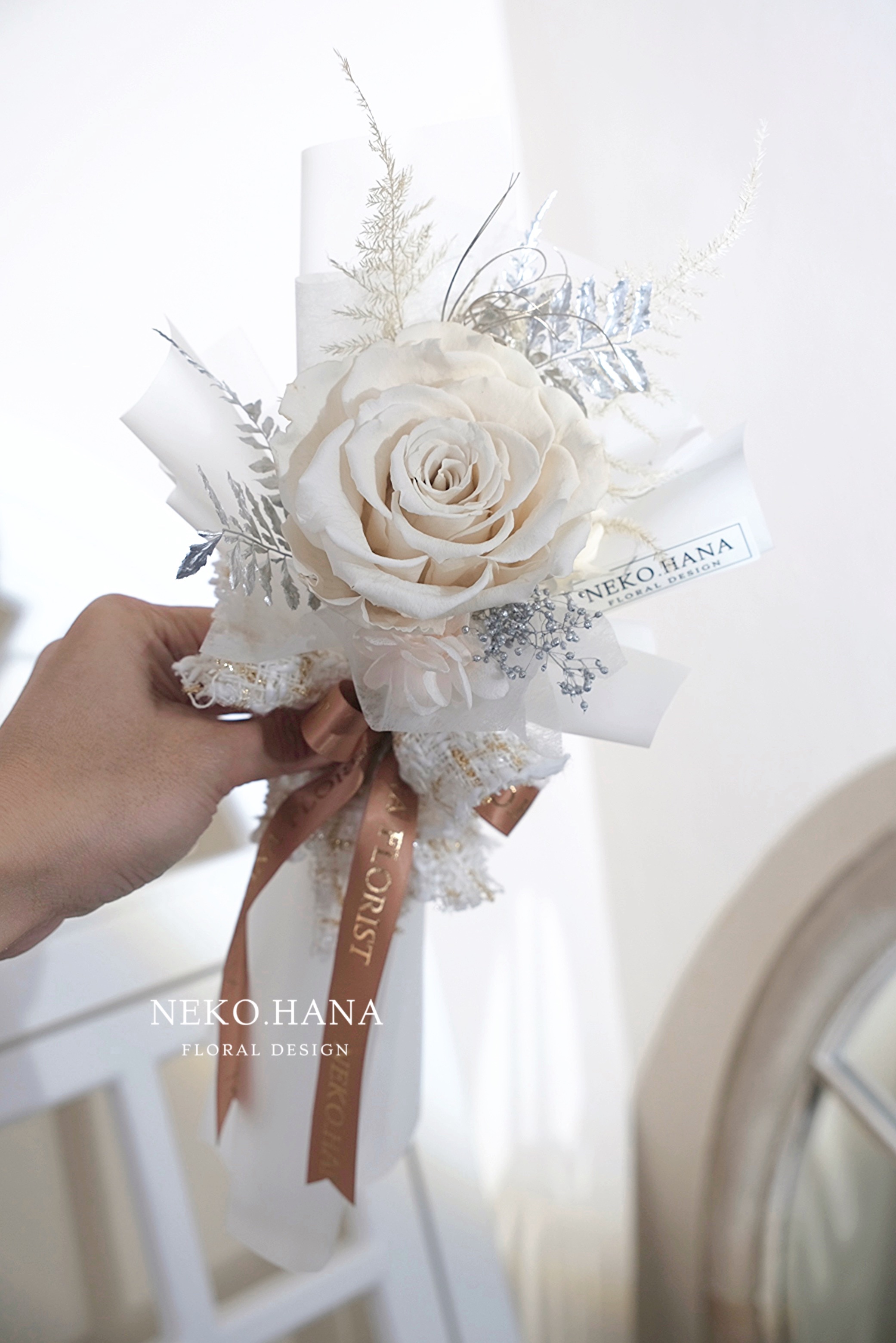 白玫瑰小香風永生花束