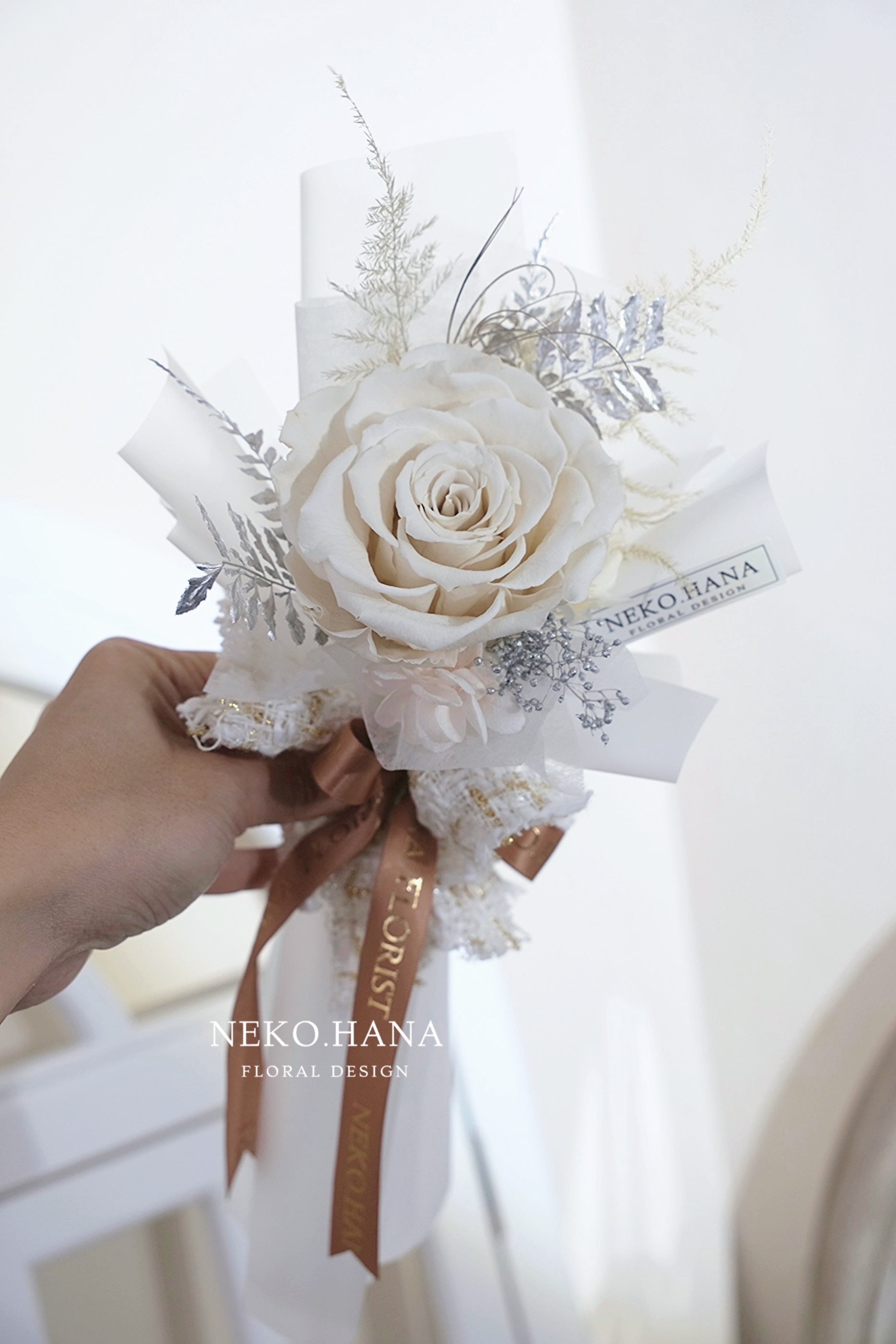 白玫瑰小香風永生花束