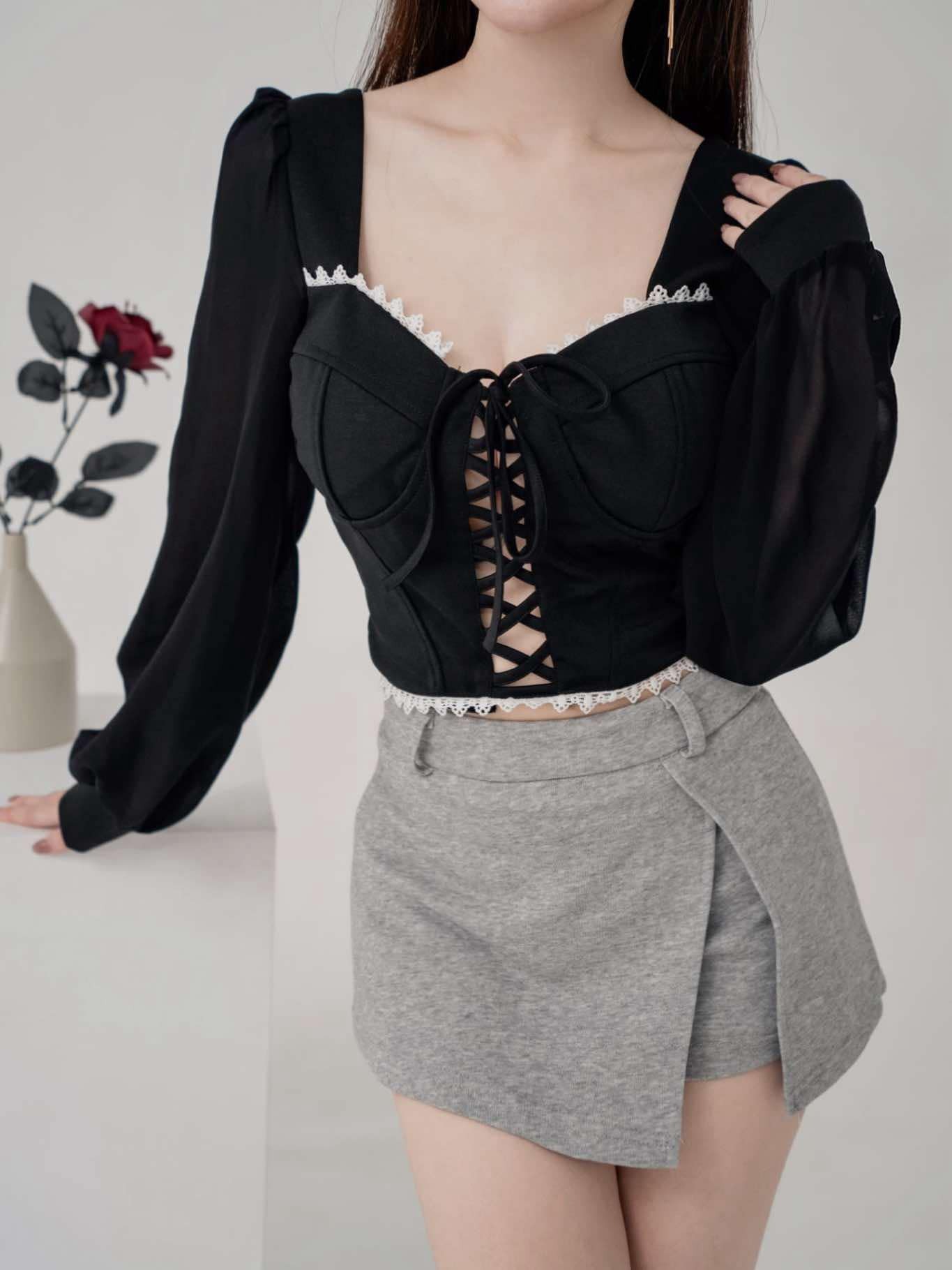 🤍重工交叉綁帶蕾絲滾邊上衣（黑色均碼）