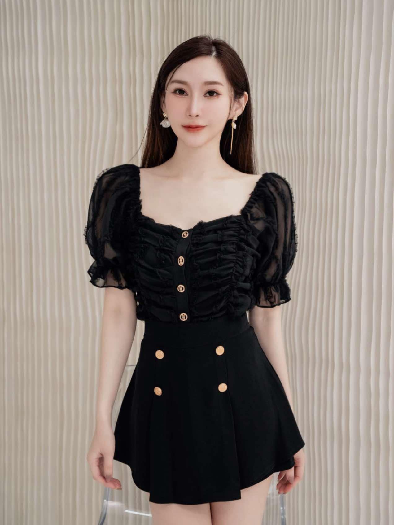 正韓🇰🇷一字領金釦花紋雪紡上衣（黑色均碼）