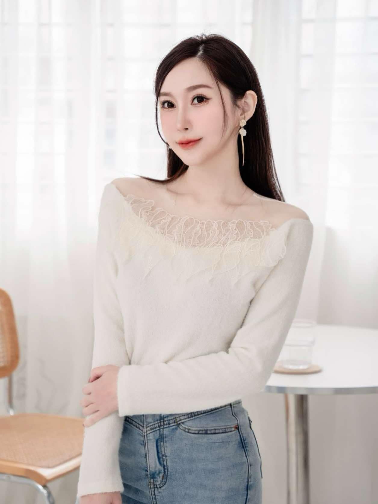 🤍奶白緹花蕾絲拼接針織上衣（單一色均碼）