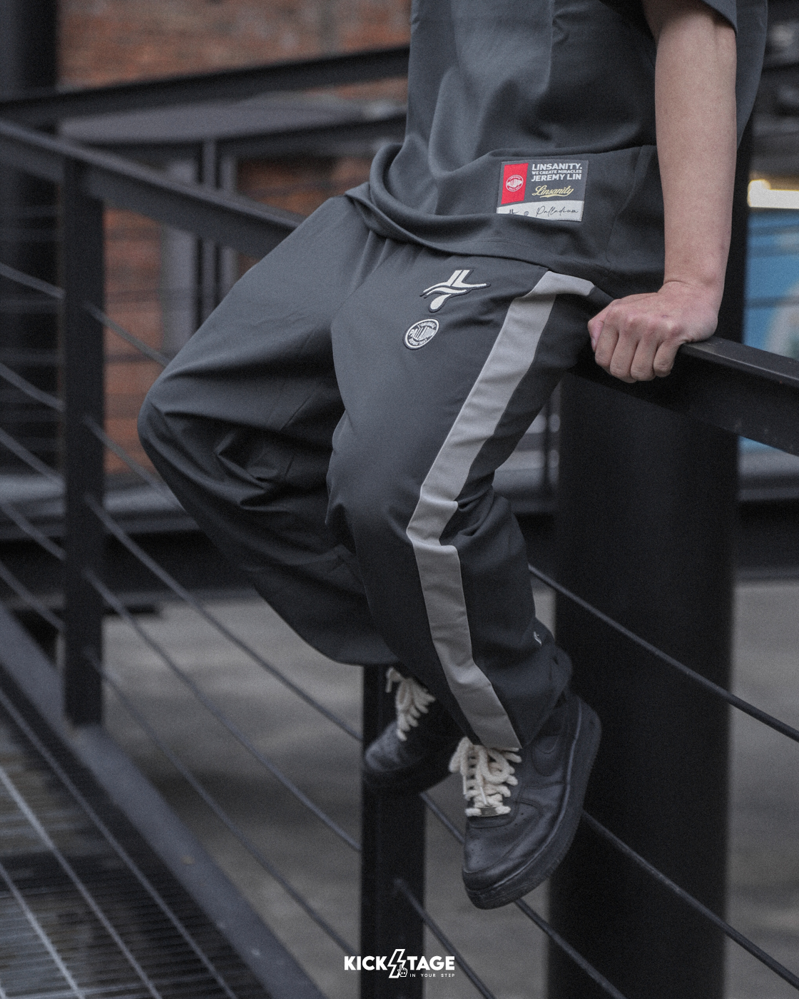 **特價商品售出無退換**男女款 PALLADIUM X JEREMY LIN LINSANITY 林書豪聯名 鉛黑色 抽繩 印花 刺繡 運動長褲【1011222-061】#PALLADIUMXJEREMYLIN