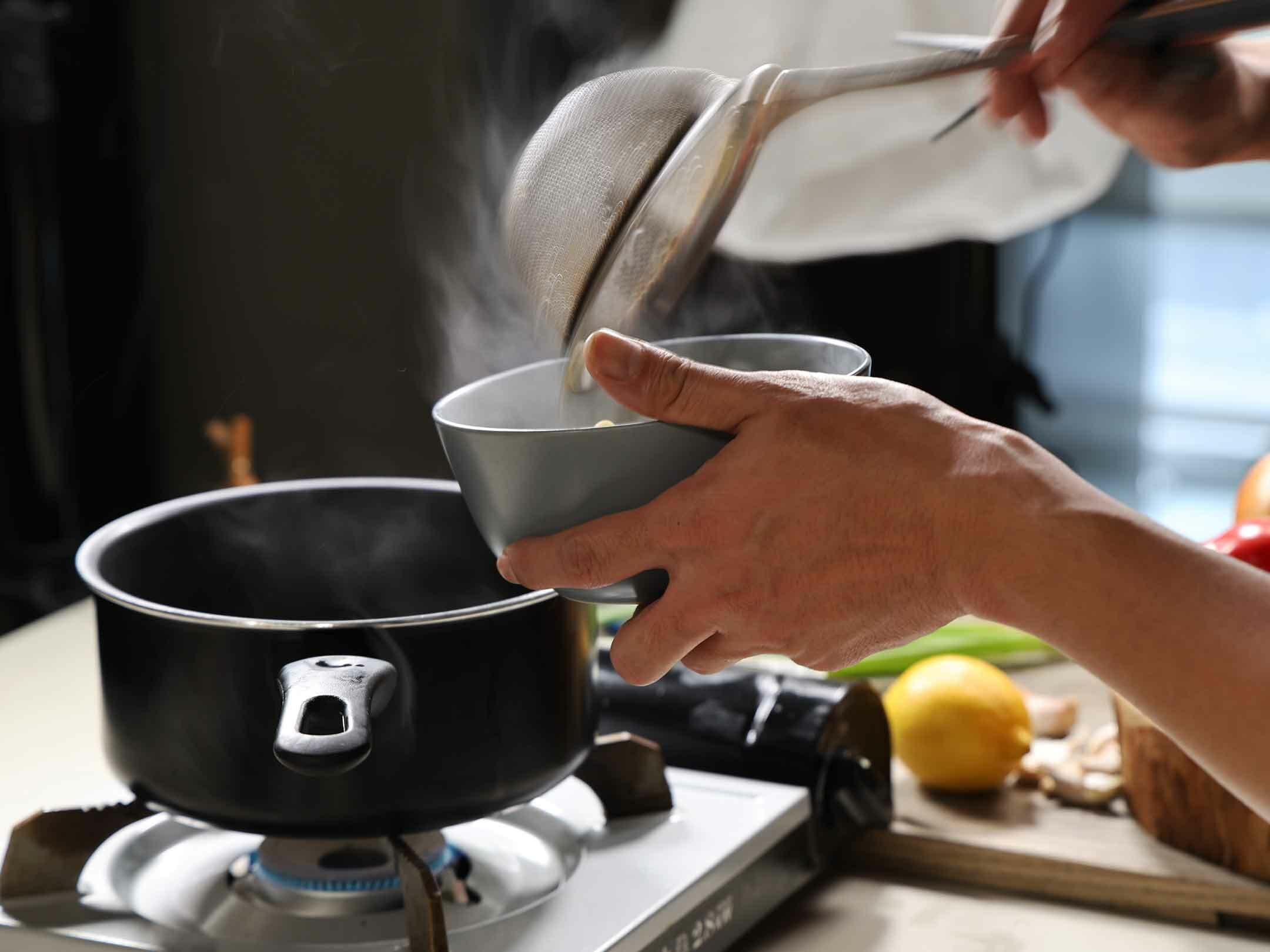 1. 準備泡麵（不需用到調味包） 將泡麵煮至七分熟，撈起過冷水降溫，瀝乾備用。