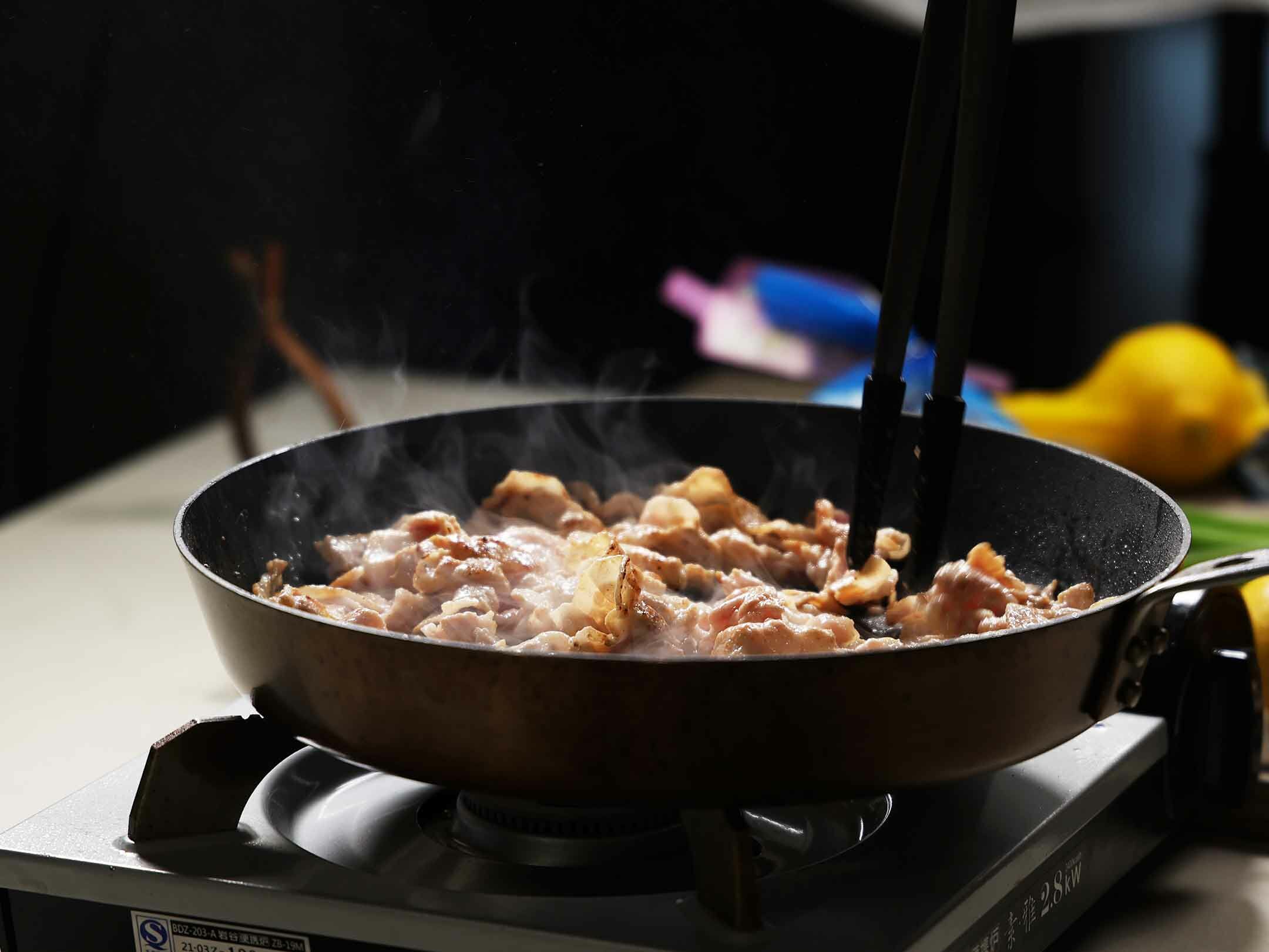 2.  熱鍋倒少許油，將鹽麴五花肉片煎至微焦香，盛出備用。