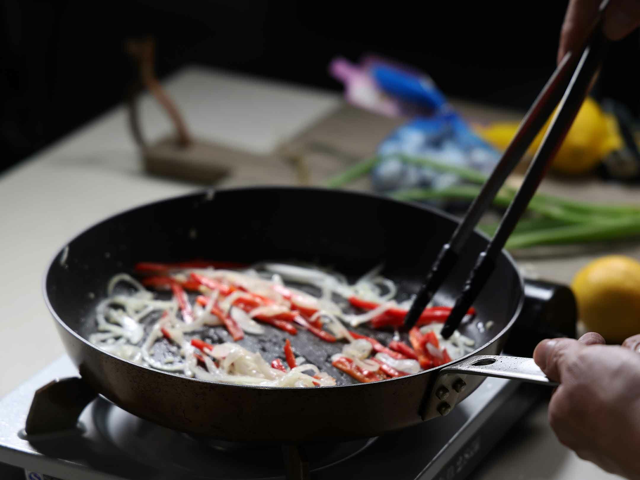 同一鍋中倒入少許油，放入蒜末爆香，加入洋蔥絲和紅椒絲翻炒至呈透明狀。 加入咖哩粉炒香，慢慢倒入椰奶拌勻，根據個人口味加入少許胡椒和鹽調味，煮至湯汁微微收濃。 將煮好的泡麵和煎好的五花肉片放入鍋中，與咖哩醬汁充分拌炒均勻。