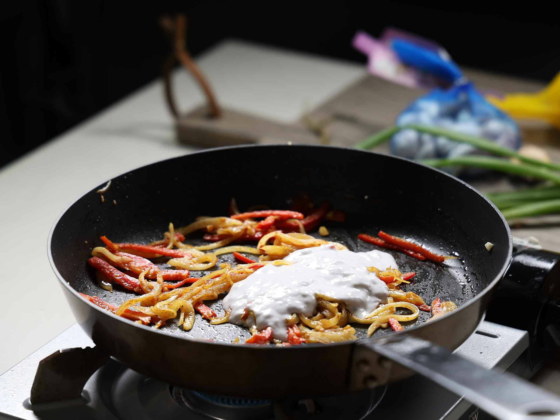 加入咖哩粉炒香，慢慢倒入椰奶拌勻，根據個人口味加入少許胡椒和鹽調味，煮至湯汁微微收濃。