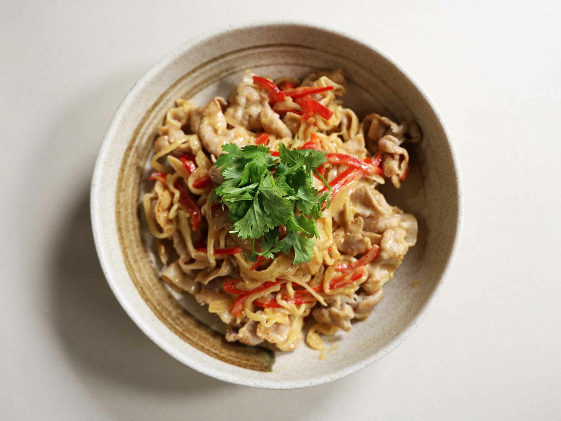 完成上桌，盛盤後可撒上少許香菜增香，這樣就完成囉！