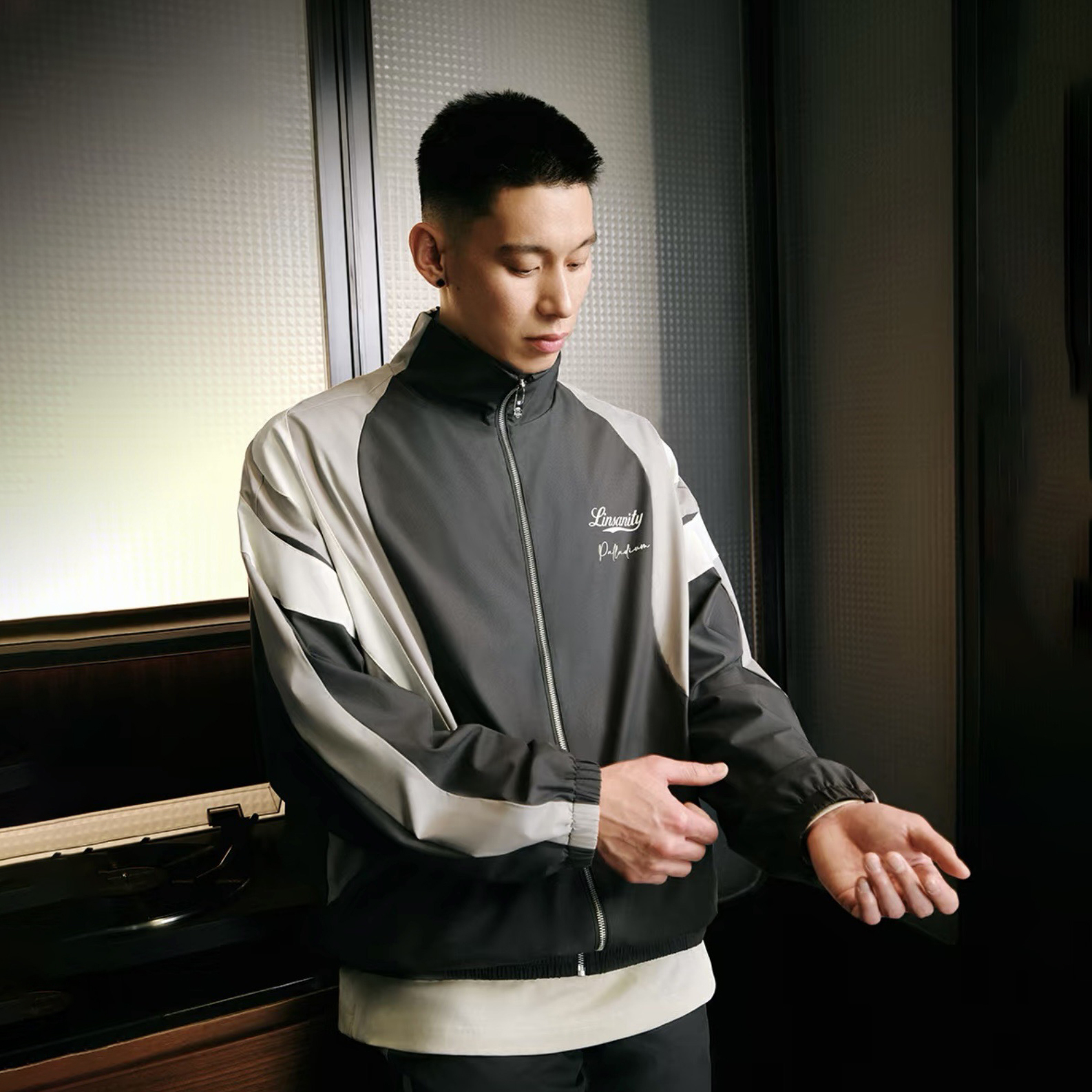 **特價商品售出無退換**男女款 PALLADIUM X JEREMY LIN LINSANITY 林書豪聯名 鉛黑色 印花 夾克 運動外套【1011221-061】#PALLADIUMXJEREMYLIN