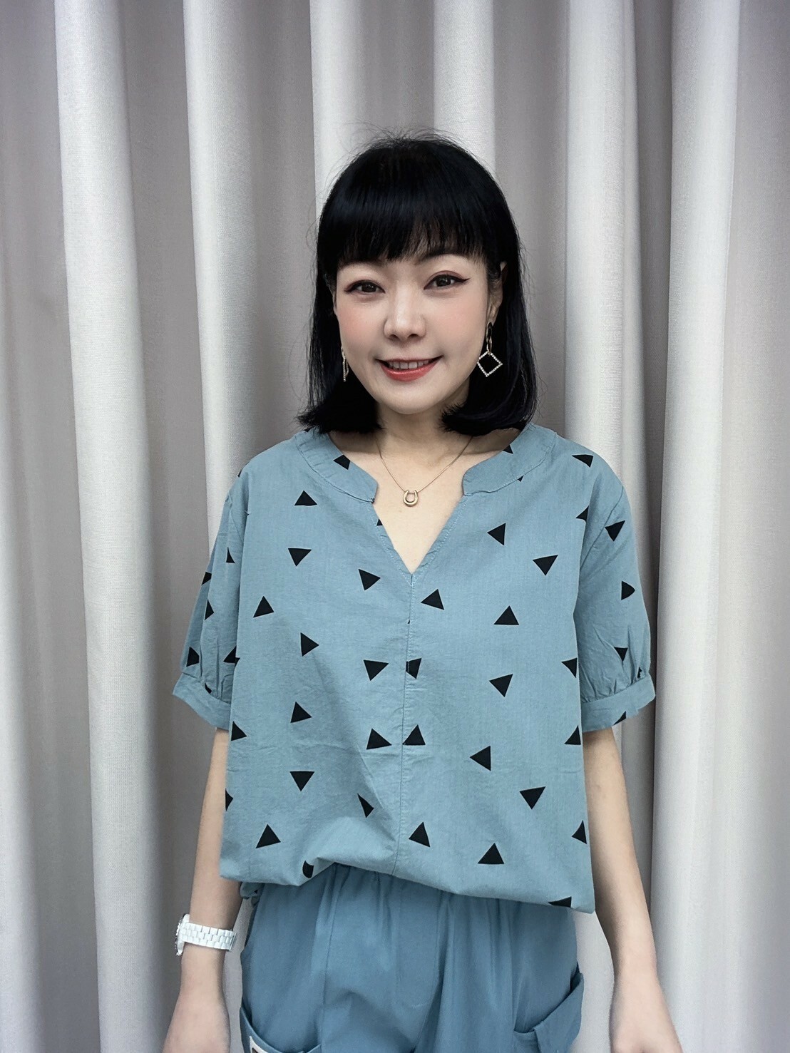 三角印花 V 領上衣