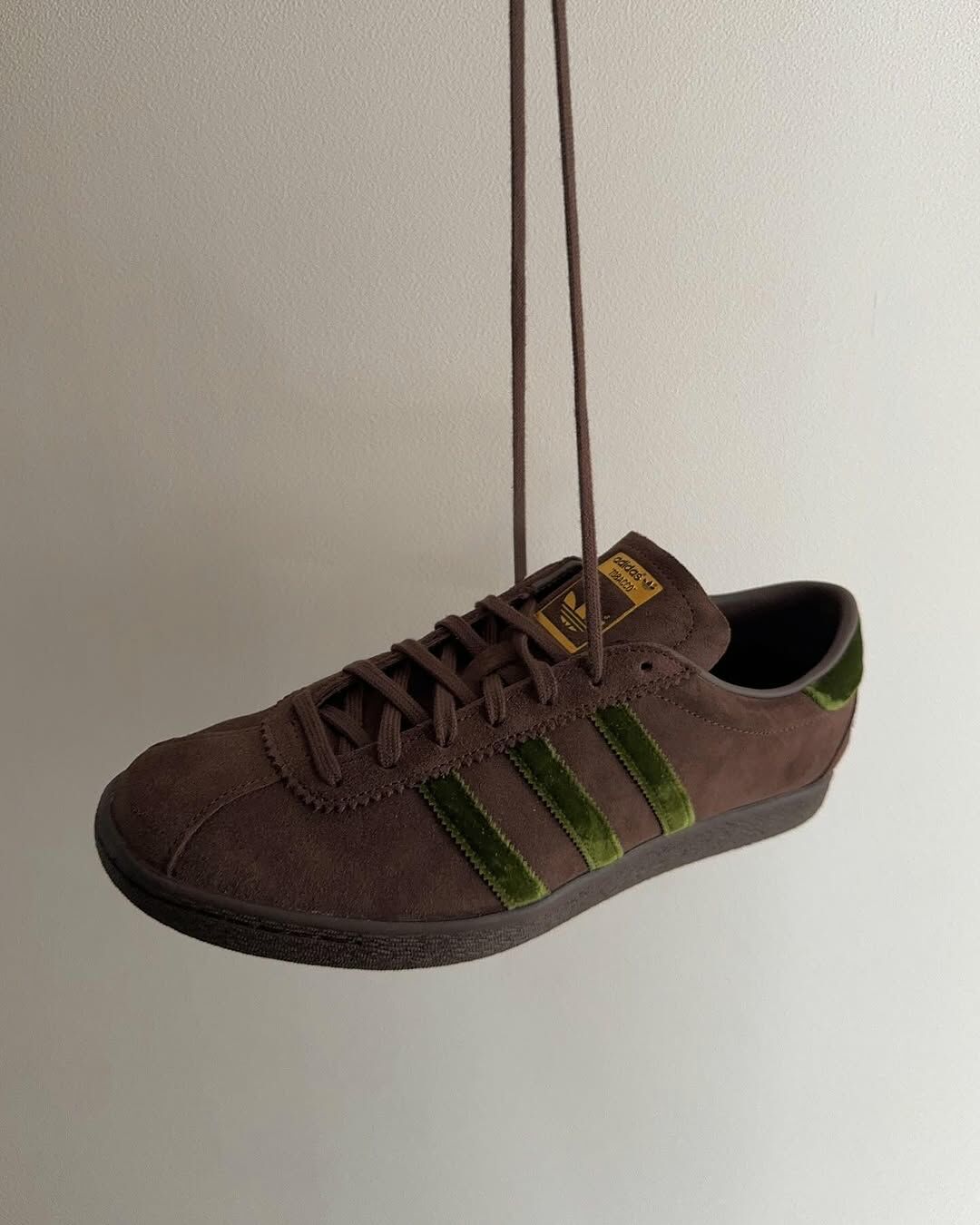 atmos X ADIDAS TOBACCO "Nenrin" 年輪 煙草色 棕色 咖啡色 大地色 棕綠 天鵝絨 男鞋 JR8000 / 預購