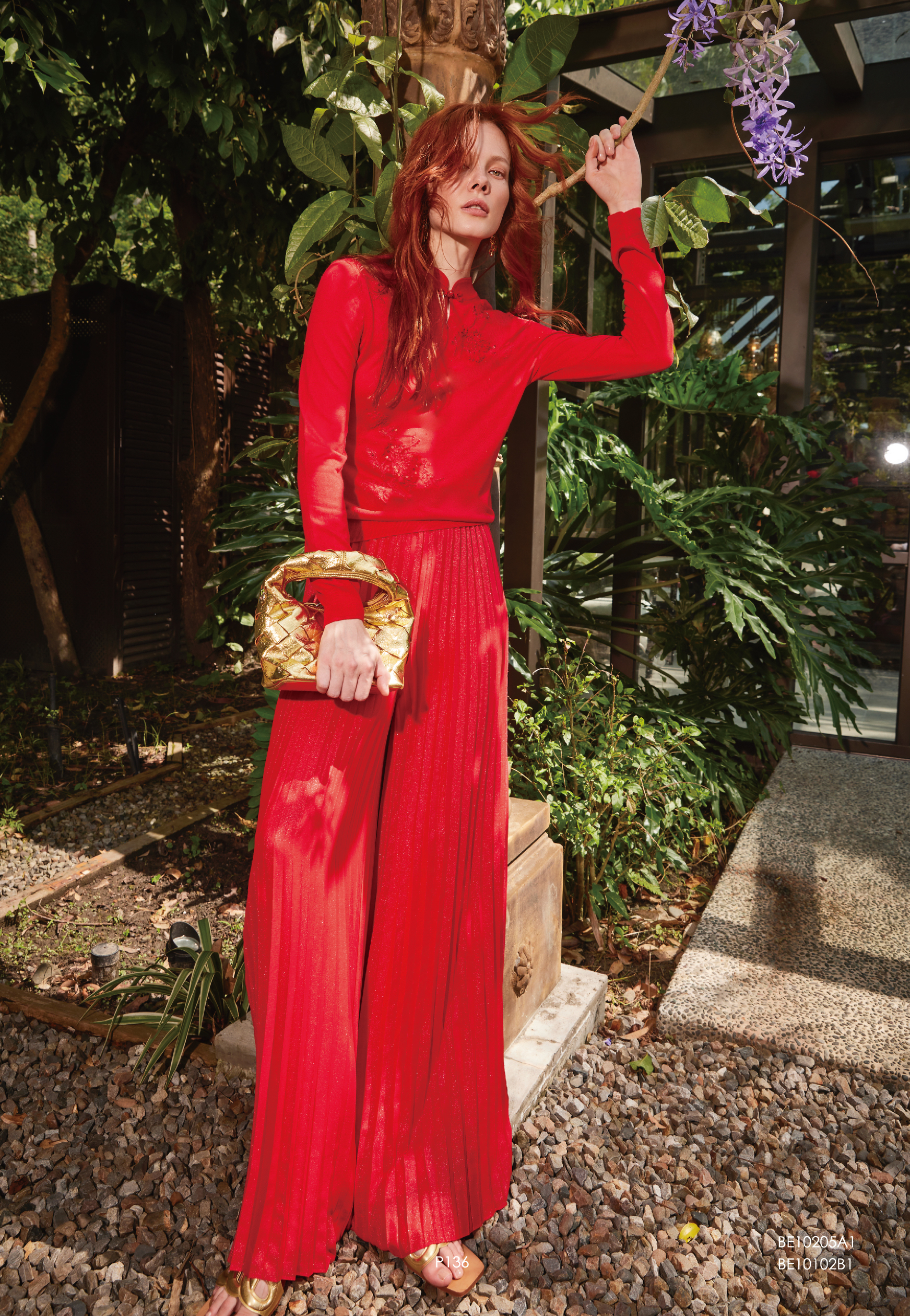 BE10205A1 金紅吉祥旗袍領刺繡上衣